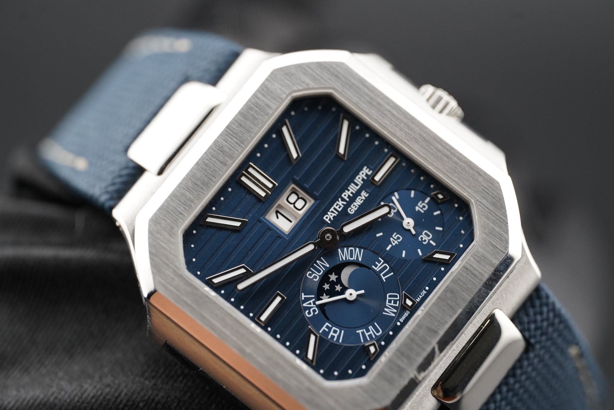 May be an image of wrist watch and text that says 'a1 15 30 I1 8 PATEKPHILIPPE PHILIPPE ٨ PATEK PHILIPPE GENEVE 45 MON 3ቢ SUN * SẠT WED SwIss MADE 40 FRI 兄 THU'