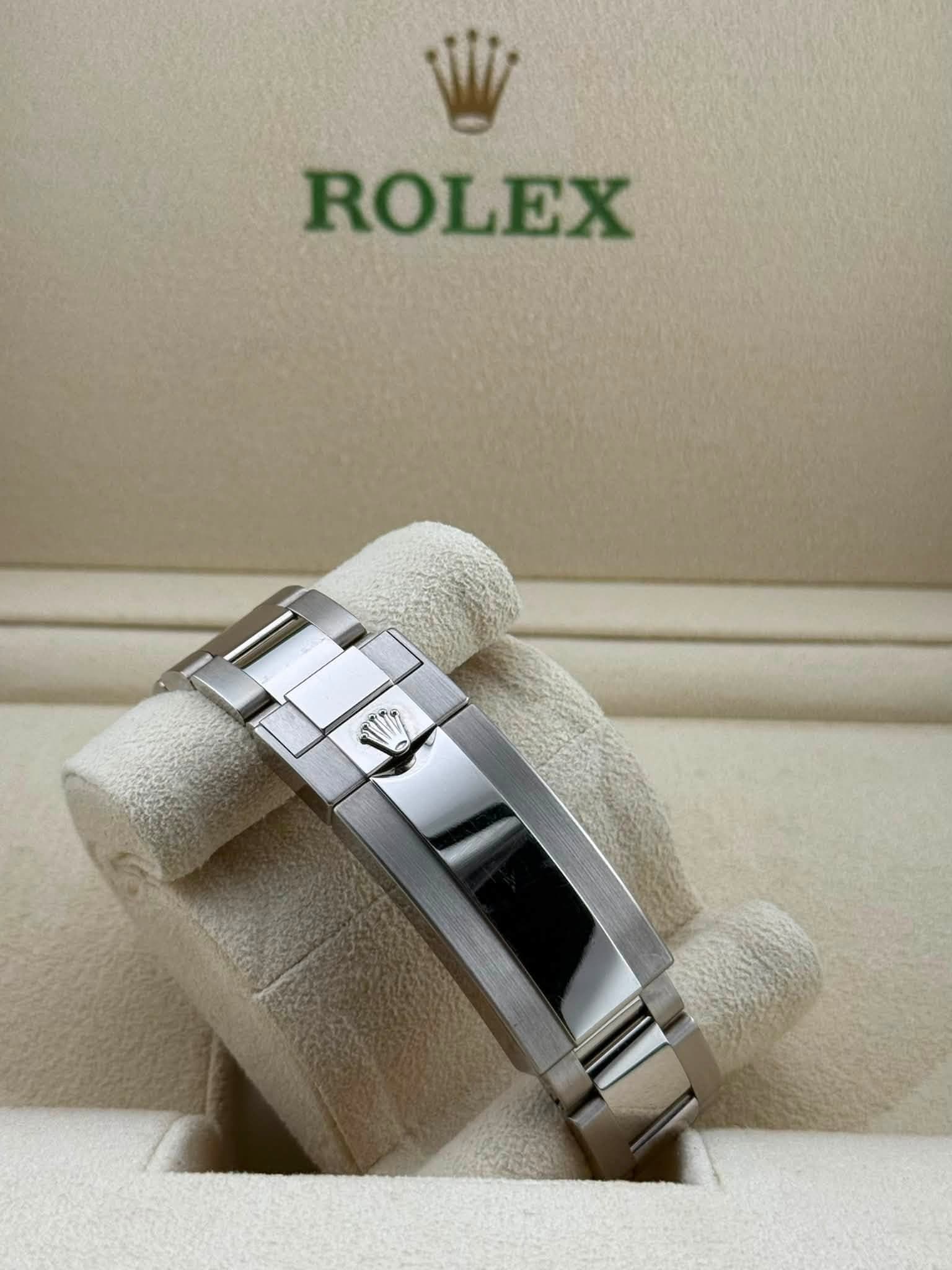 May be an image of wrist watch and text that says 'ROLEX'