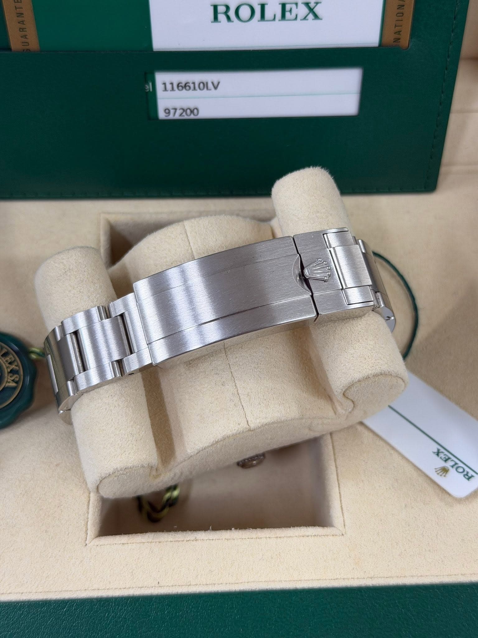 May be an image of wrist watch and text that says 'ROLEX 116610LV 97200 JETION XITOH e'