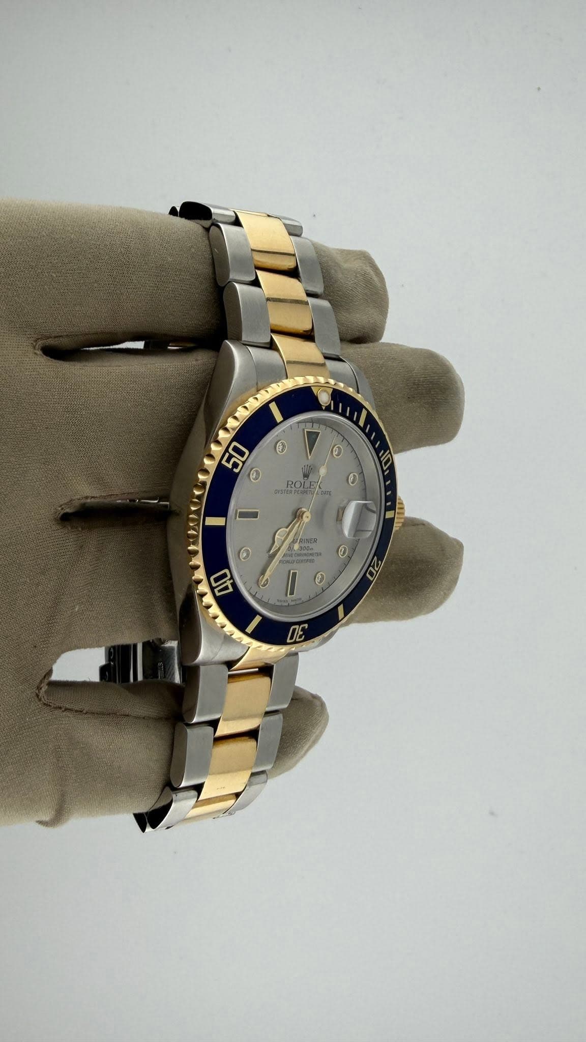 May be an image of wrist watch and text that says 'I 50 1 0 G 0 ROL I T HEP 0 2 AO 20'