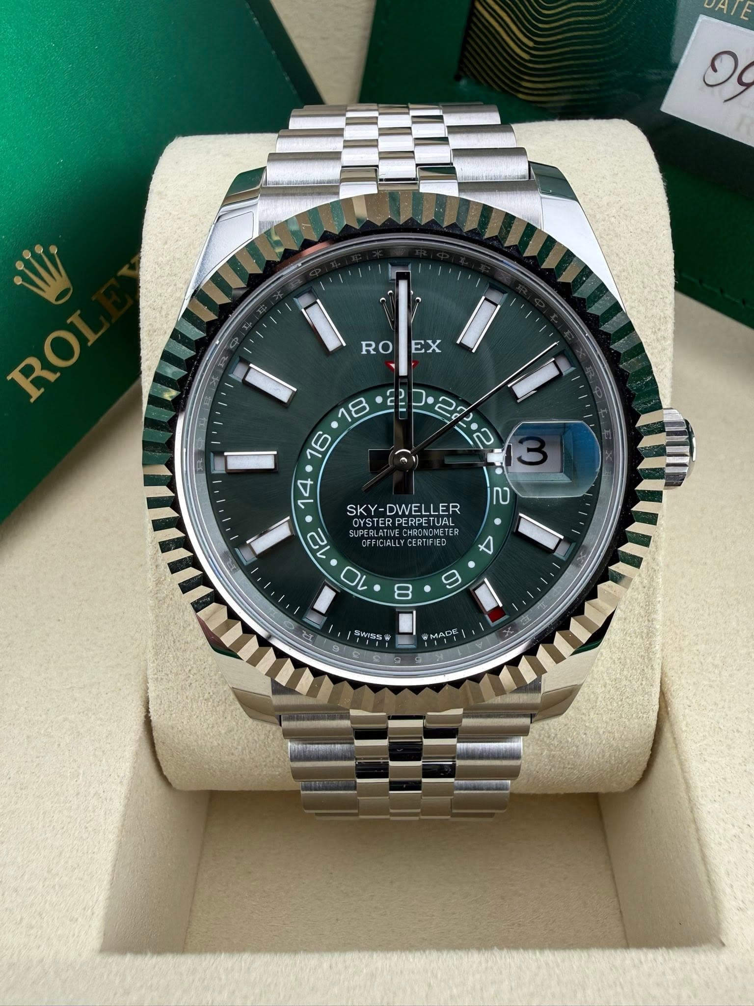 May be an image of wrist watch and text that says 'UATE 99 RO RO EX 간.르일로 I လ 14 SKY-DWELLEF DWEL LER SKY OYSTERPERPETU TUAL जहदाव 12 OFFICIALLY PALLYPER TIVECH 10 9 B क WISS MADE'