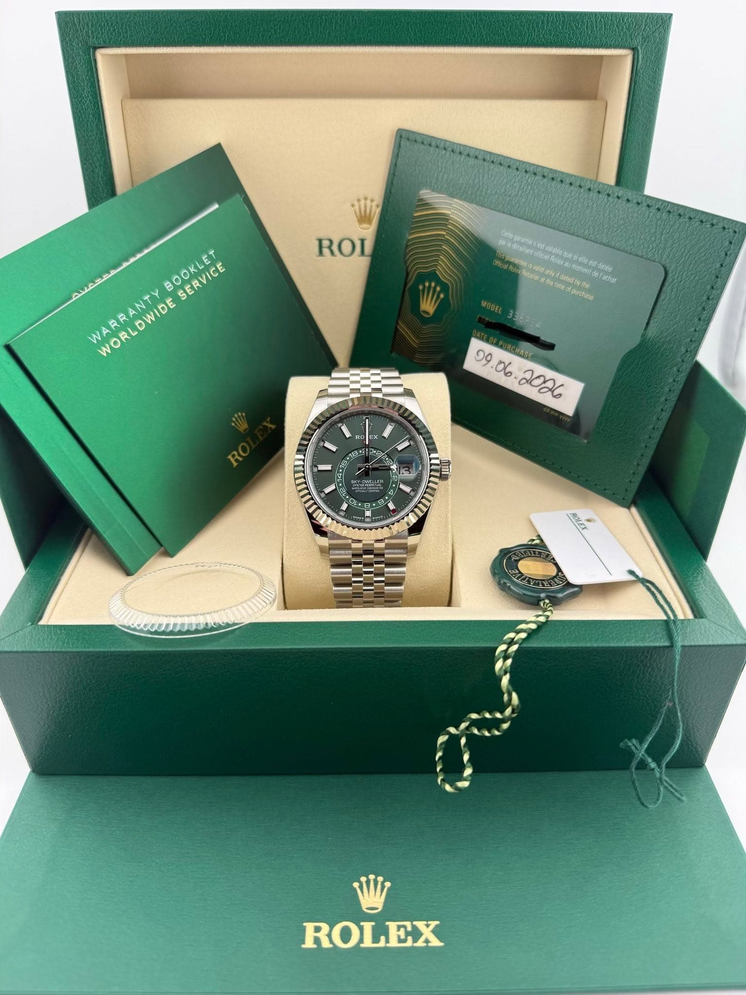 May be an image of wrist watch and text that says 'ROL BOOKLET SERVICE WARRANTY WARRANTYBOOKLET WORLDWIDESERVICE WORLDWIRF WORLDWIDE WAR "កគ တမ 99 必 L A ROLEX'