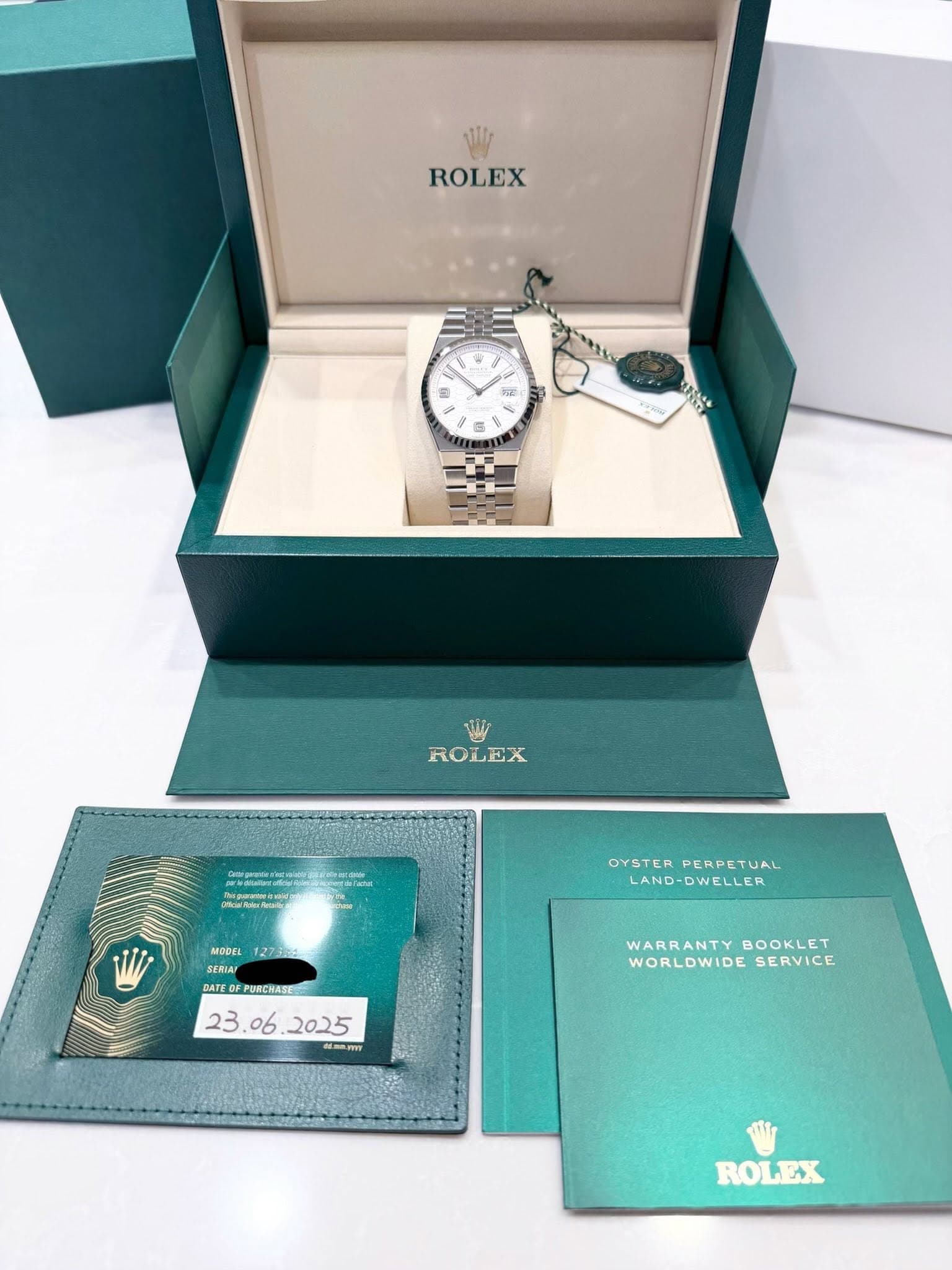 May be an image of wrist watch and text that says 'ROLEX E 귀 5 2 2 5 မု 吉 ROLEX gekaceliio OYSTERPERPETUAL LAND-DWELLER OYSTER PERPETUAL LAND-DWELLER MODEL 12730 SERIA ATEO…
