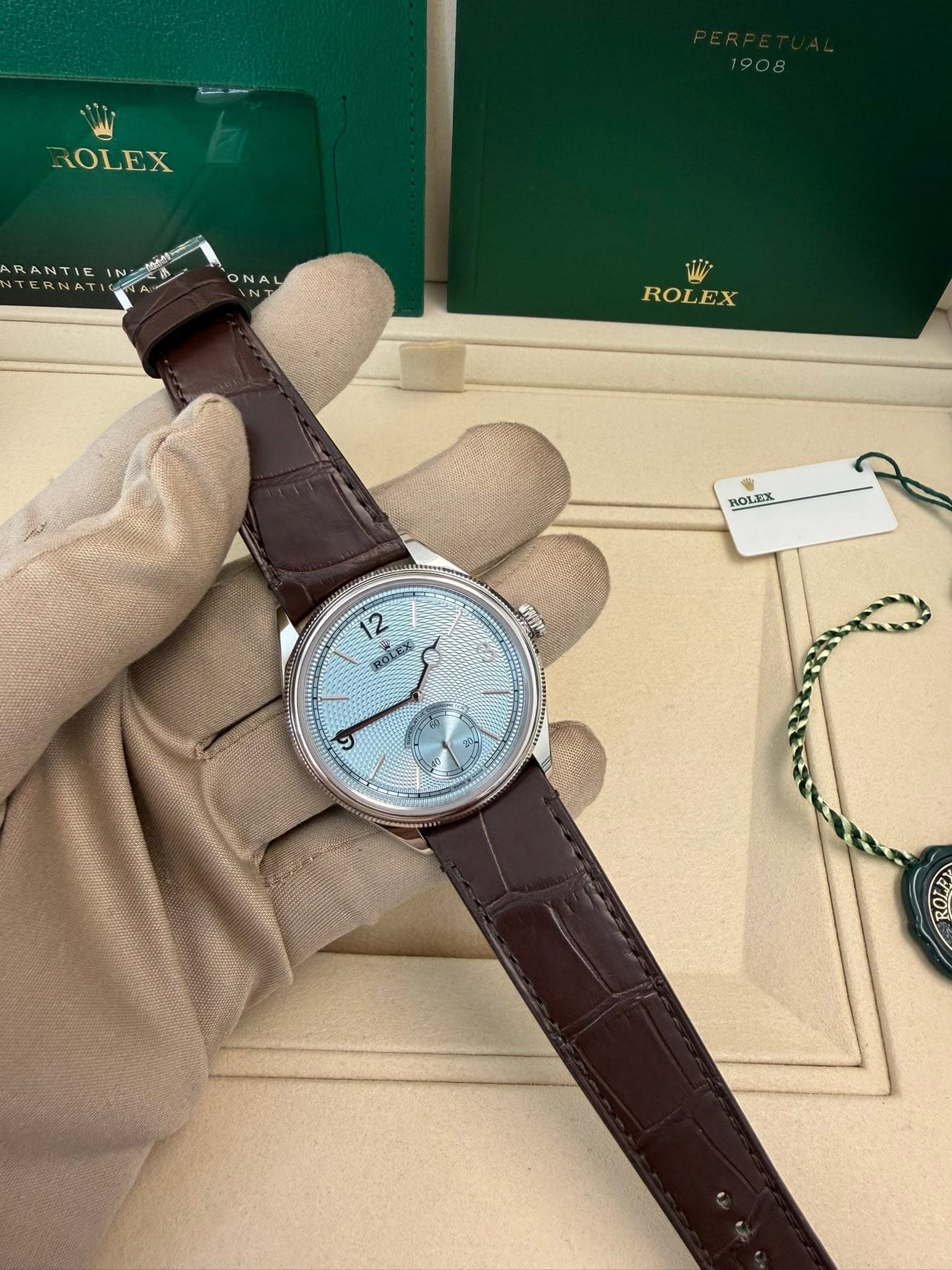May be an image of wrist watch and text that says 'OLEX ANTIE ONA ROLEX ROLEEX ROL 12 แถม WI ف a o'