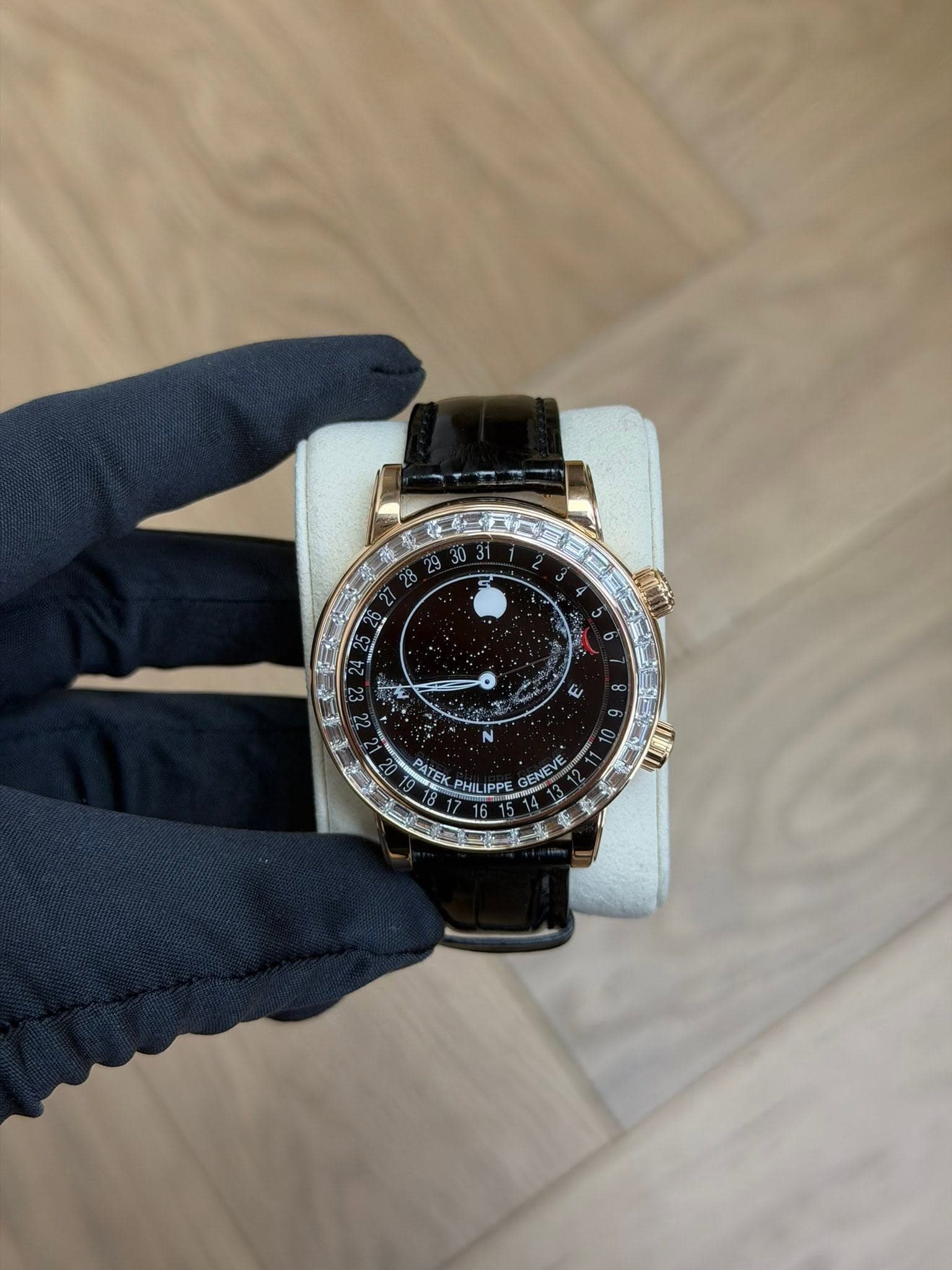 May be an image of wrist watch and text that says 'م o E PATEK PL PHILIPPE ลั'