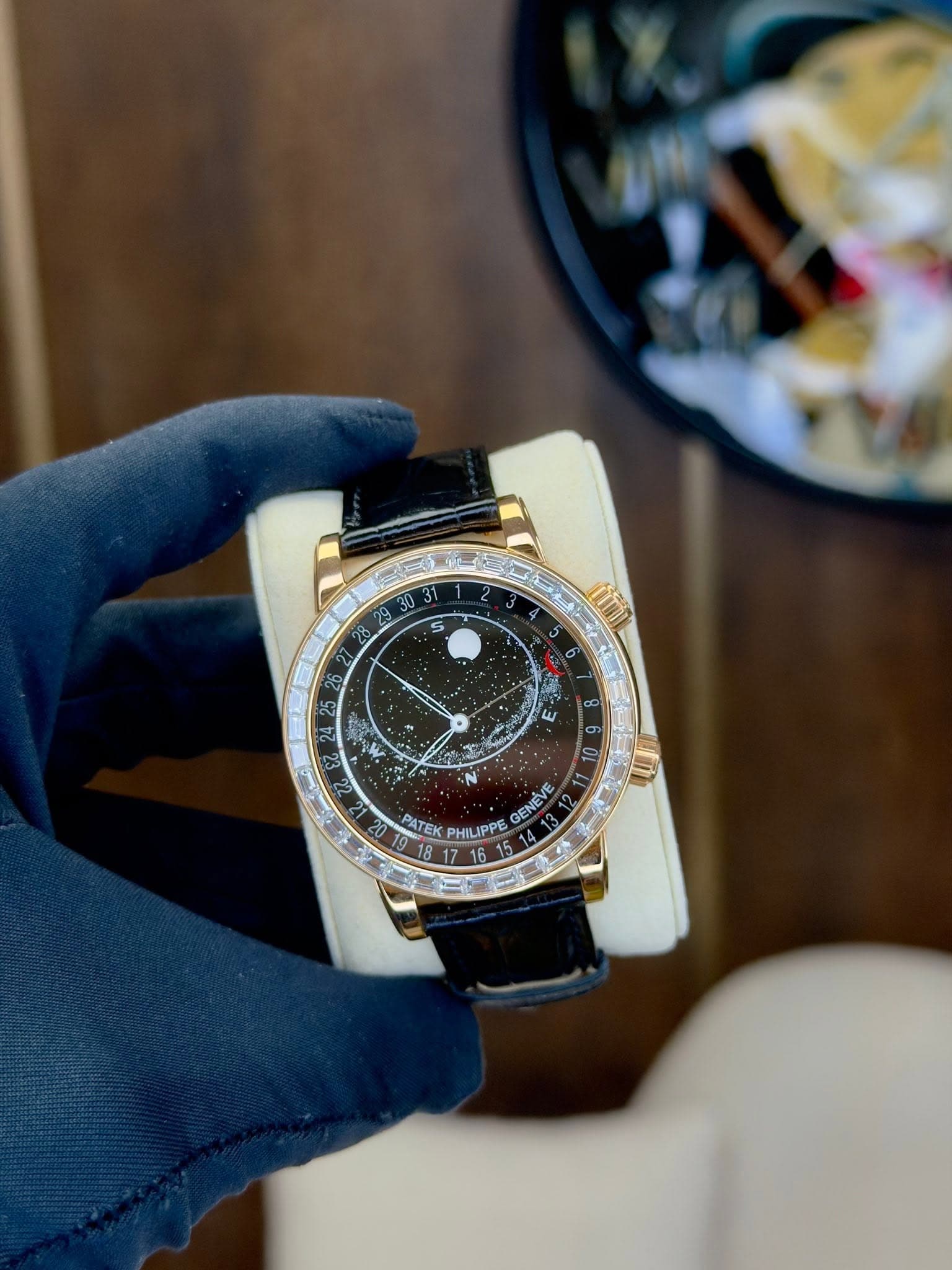 May be an image of wrist watch and text that says '28 S ለሰ mm M 26 E N PATE PATEK PHILIPPE GENEVE 16 15 15'