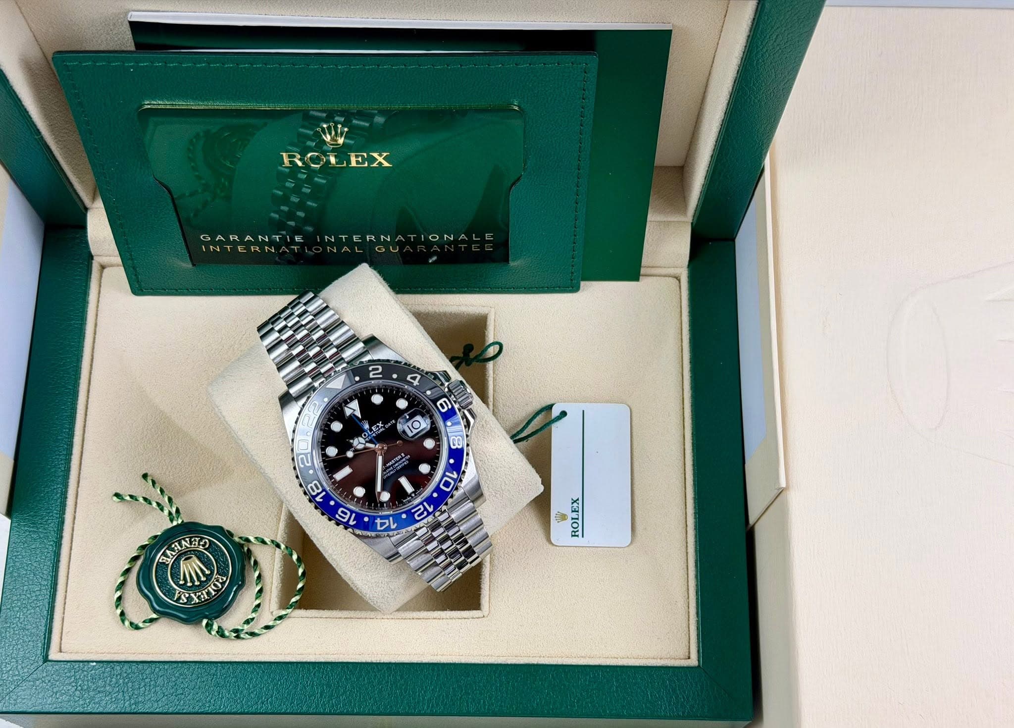 May be an image of wrist watch and text that says 'ROLEX 2 4 6 10 م C 14 MA AANR 100 ROLEX EX'