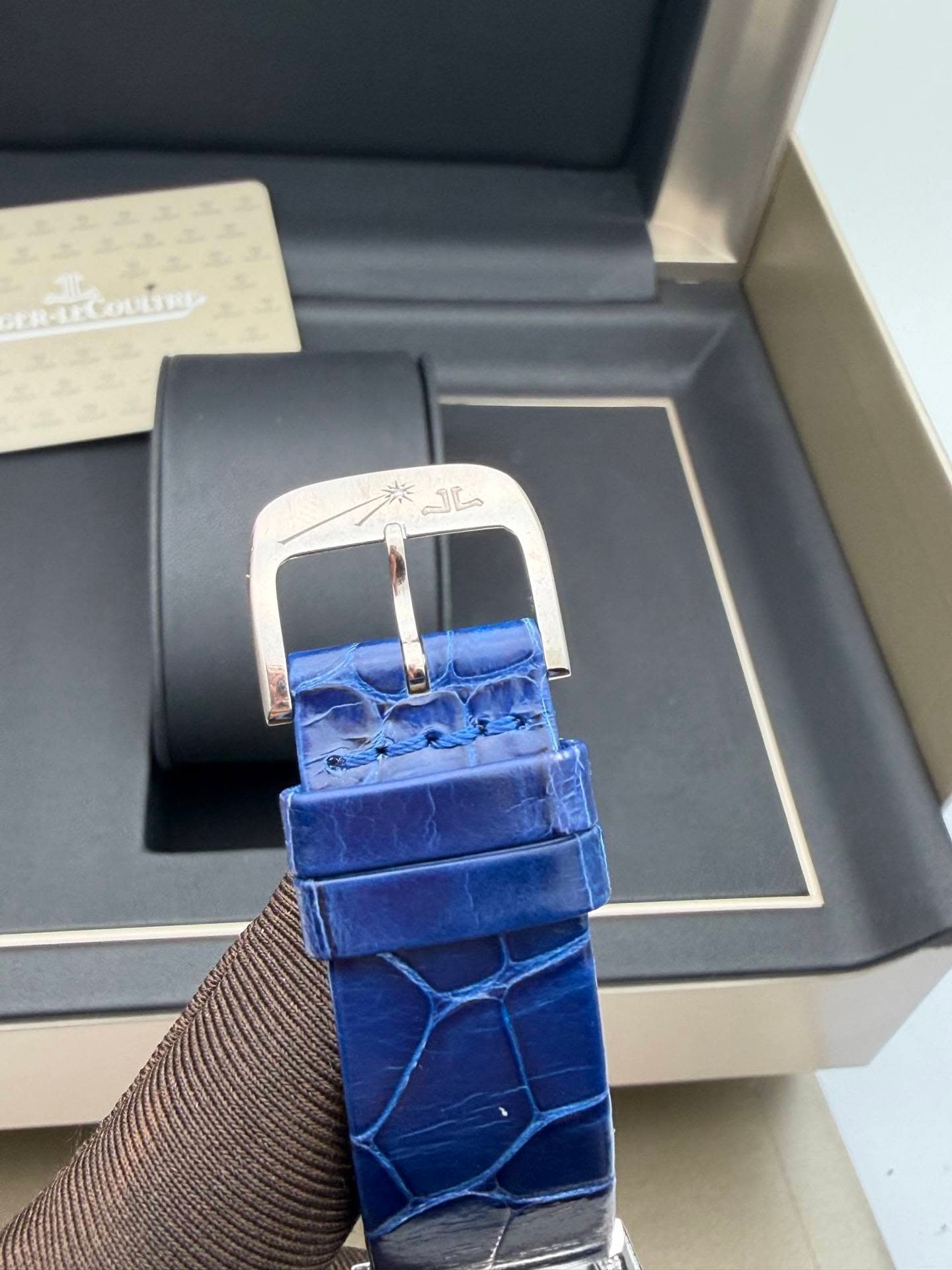 May be an image of wrist watch and text that says '茶 هاكے'