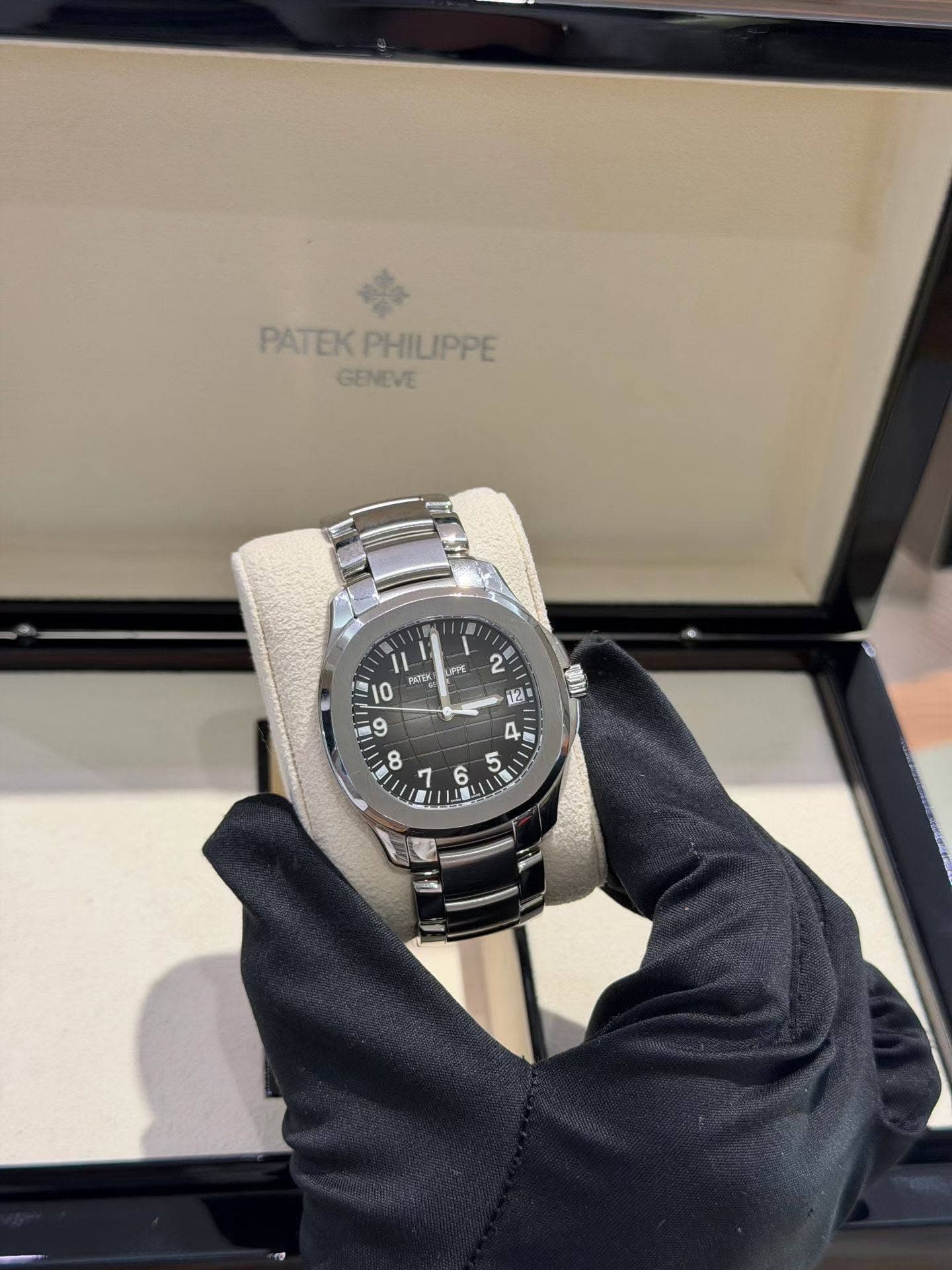 May be an image of wrist watch and text that says 'PATEKPHILIPPE PATEK PHILIPPE GENEVE Il 1 10 επK عون い 7 5 6'