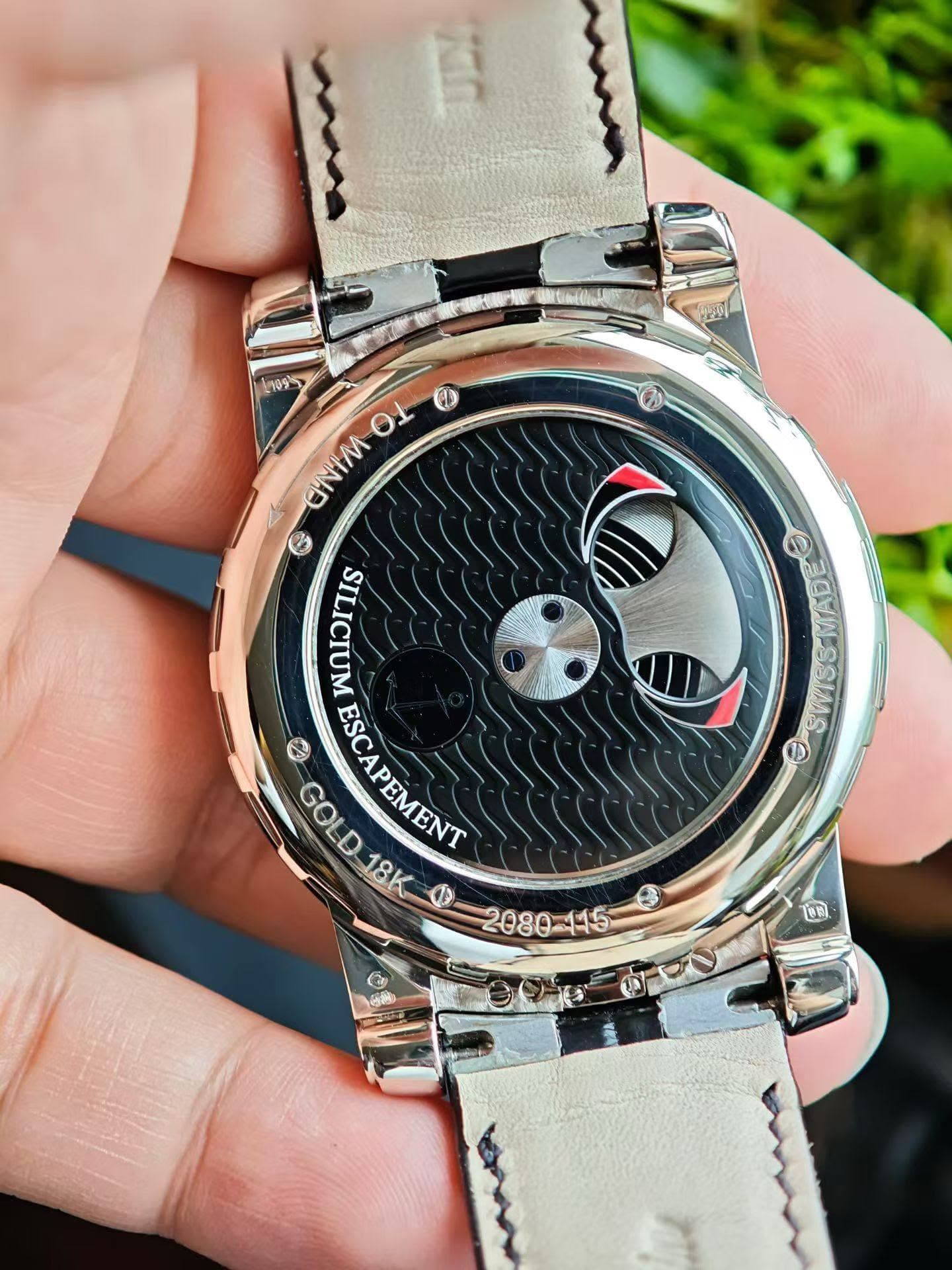 May be an image of digital watch and text that says 'העמוי ONIMO ONI Oι ® G I SILICIUM GOLD:18 ထ GOLD ESCAPEMENT CAPEMENT 18K S 208015 (O 세스워! 意购'