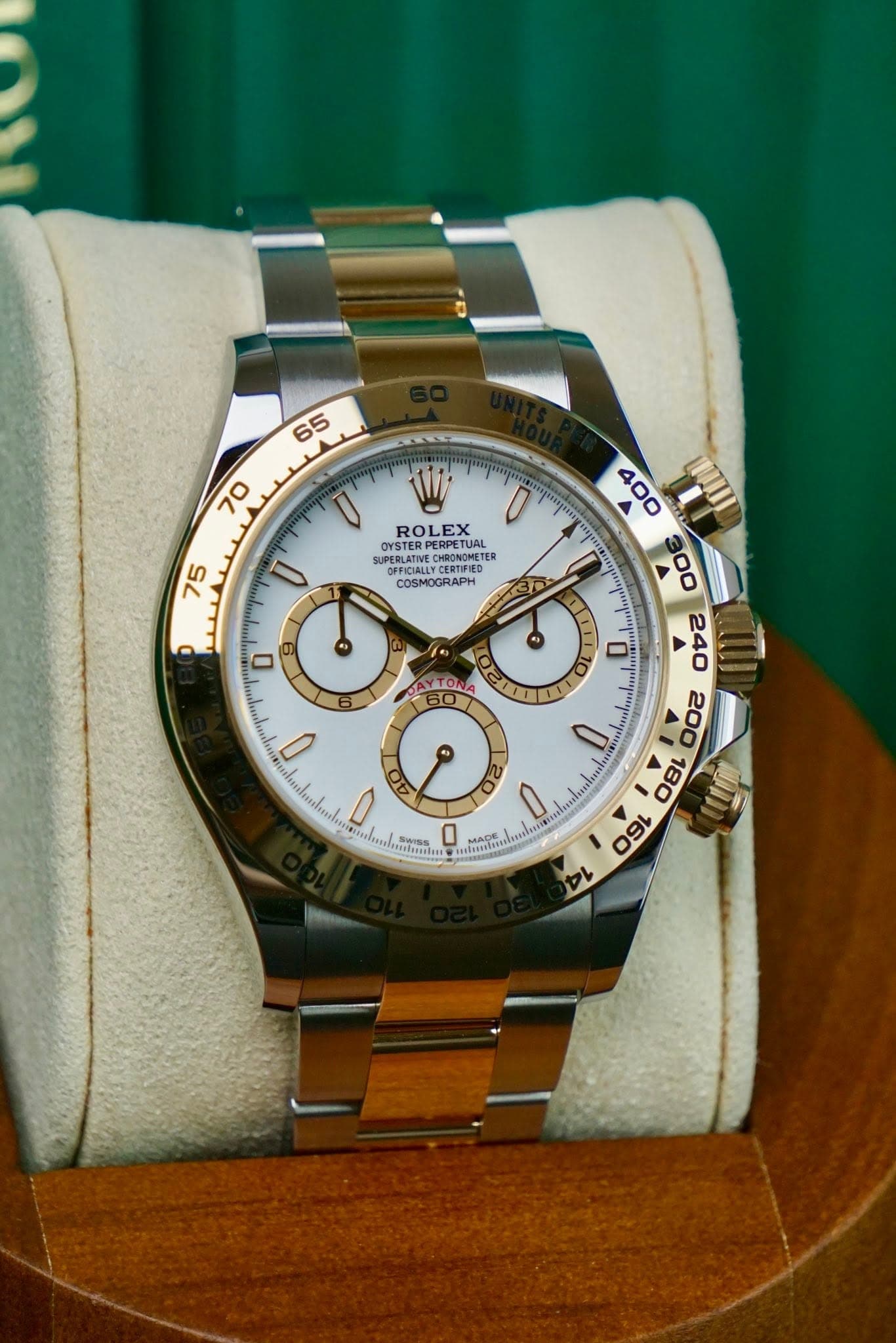 May be an image of wrist watch and text that says '65 70 U ሞ 75 ROLEX OYSTERPERPETUA PERPETUAL SUPERLATIVE CERTIFIED OMTE OYSTERT UPERLATIVE OFFICIALLY COSMOGRAPH P P 0 1 AYLON AO…