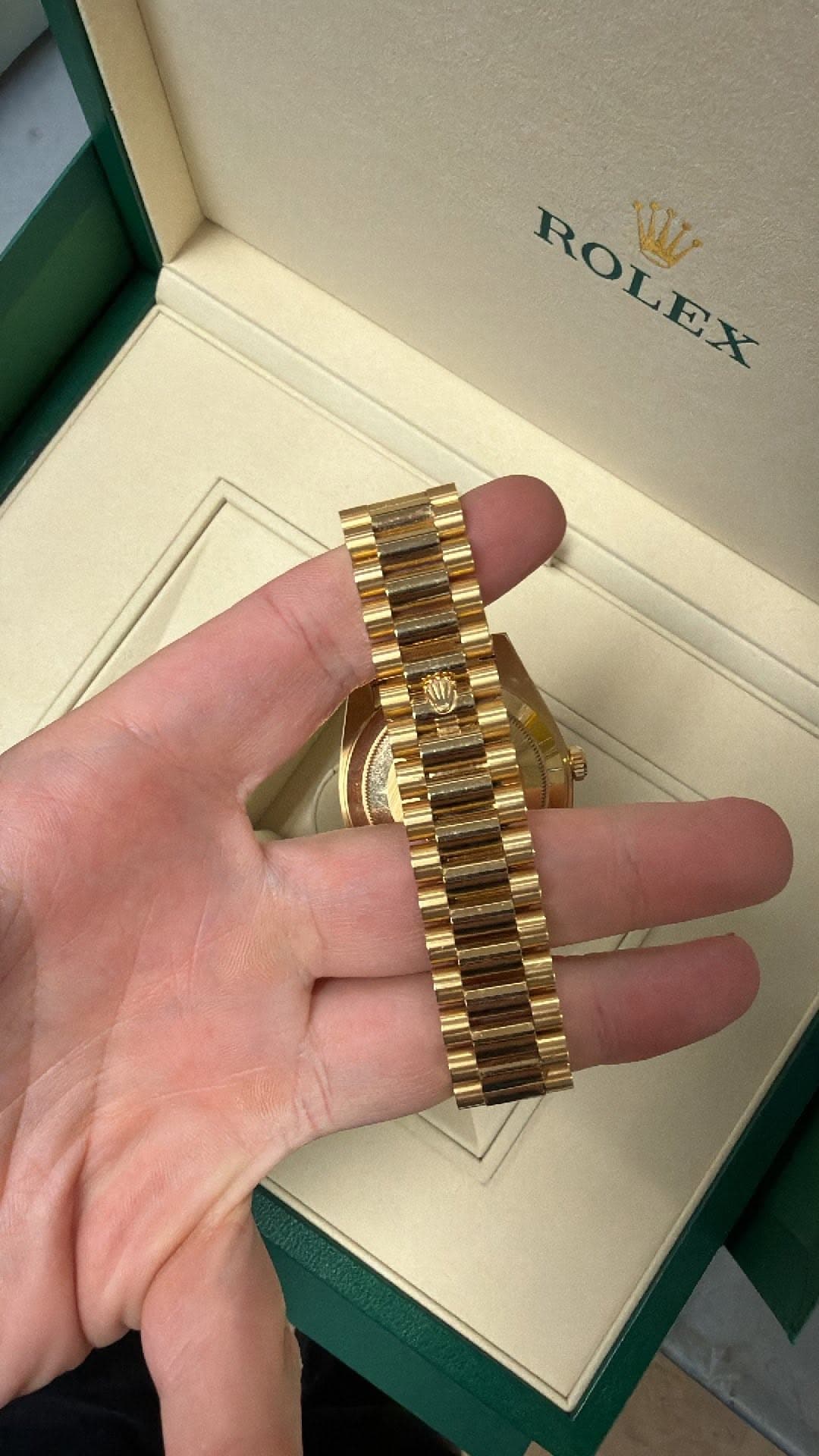 May be an image of wrist watch and text that says 'ROLEX u ROLIEX ョ ப്'