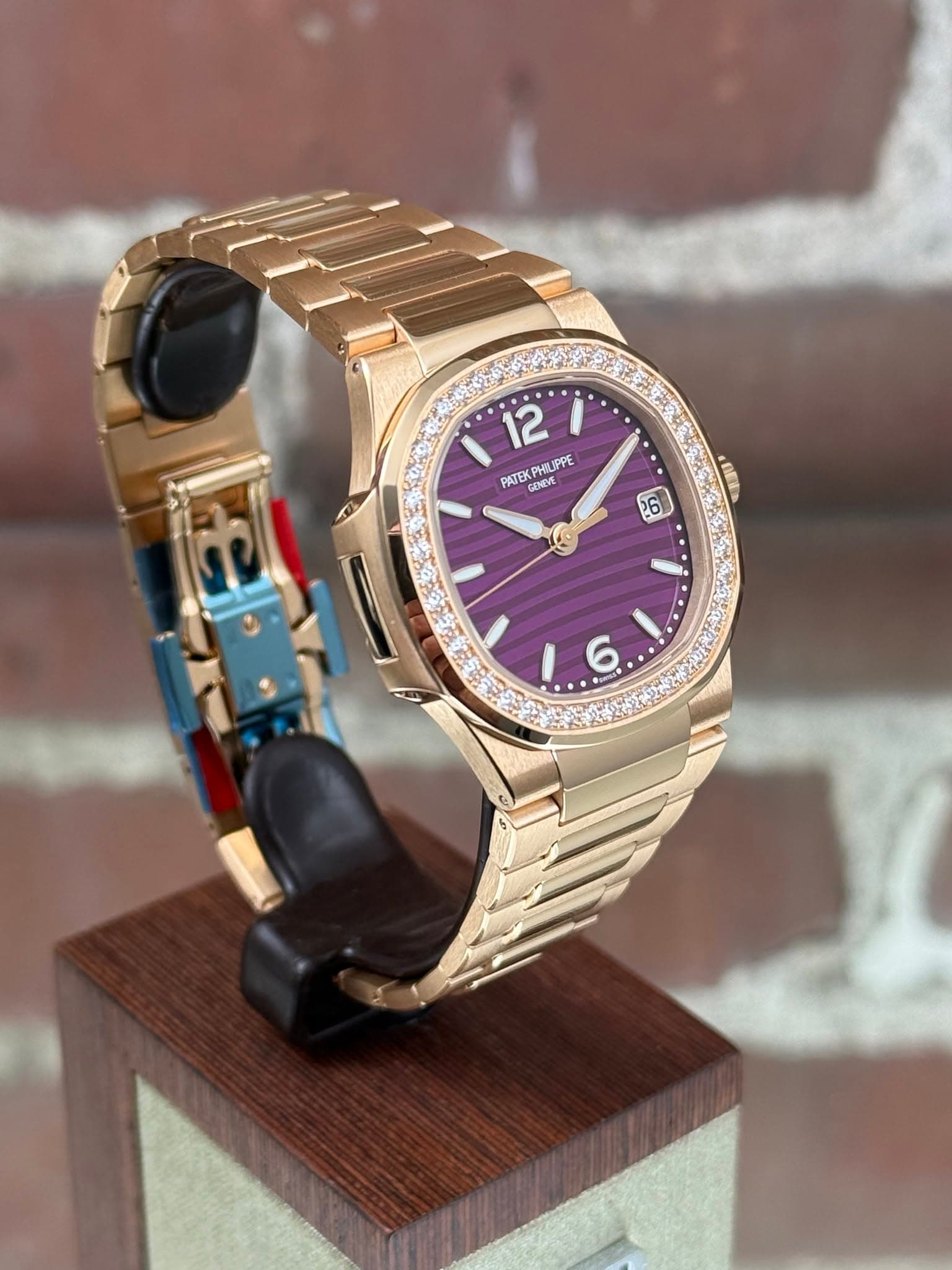 May be an image of wrist watch and text that says '12 PATE GENEVE PHILIPPE 6 I 6 APS'