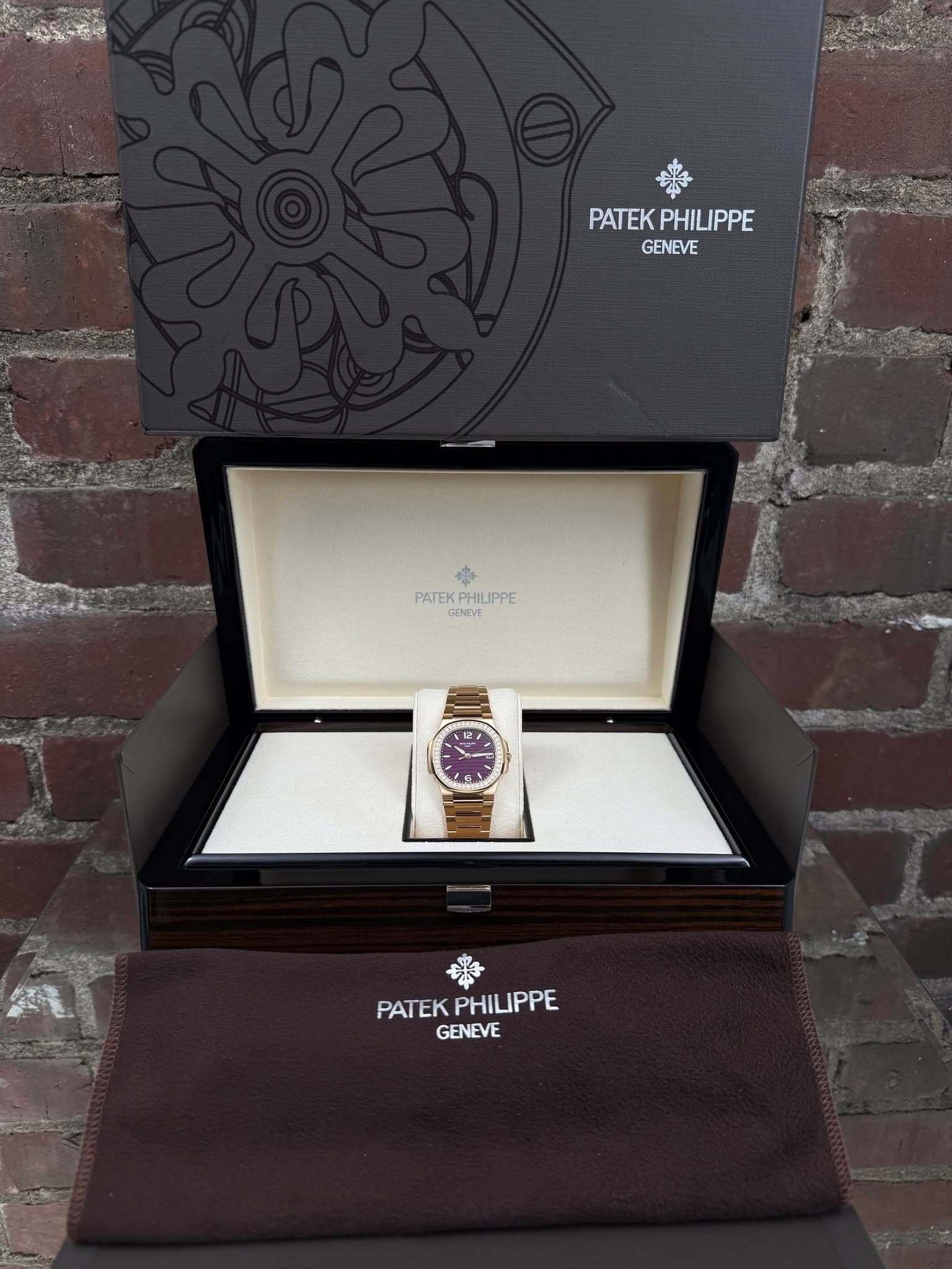 May be an image of wrist watch and text that says '公 PATEK PATEKPHILIPPE PHILIPPE GENEVE 春 PATEK PATEKPHILIPPE PHILIPPE GENEVE PATEK PATEKPHILIPPE PHILIPPE GENEVE'