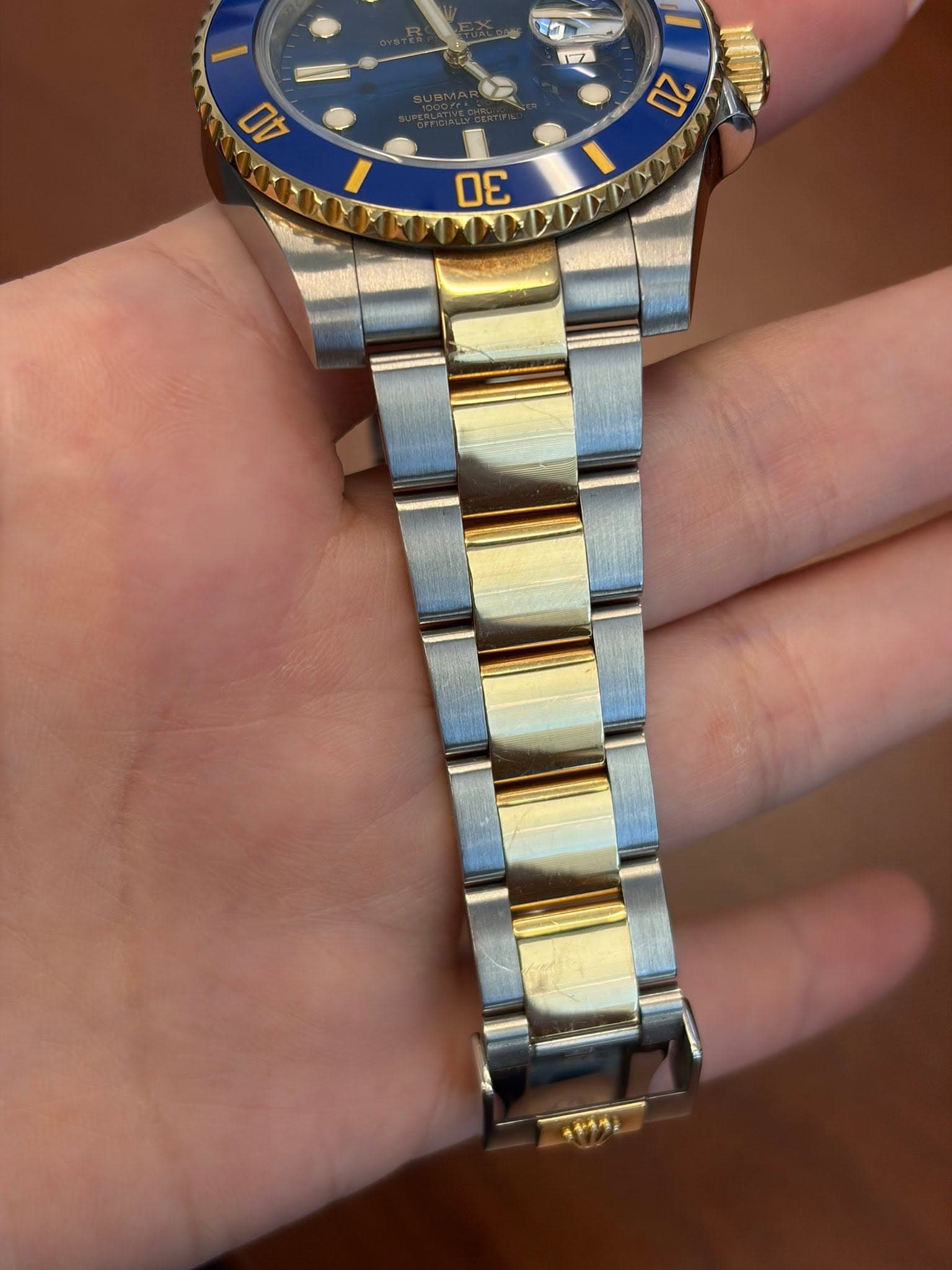 May be an image of wrist watch and text that says '40 I 0Z 0E ቀለጥይ'