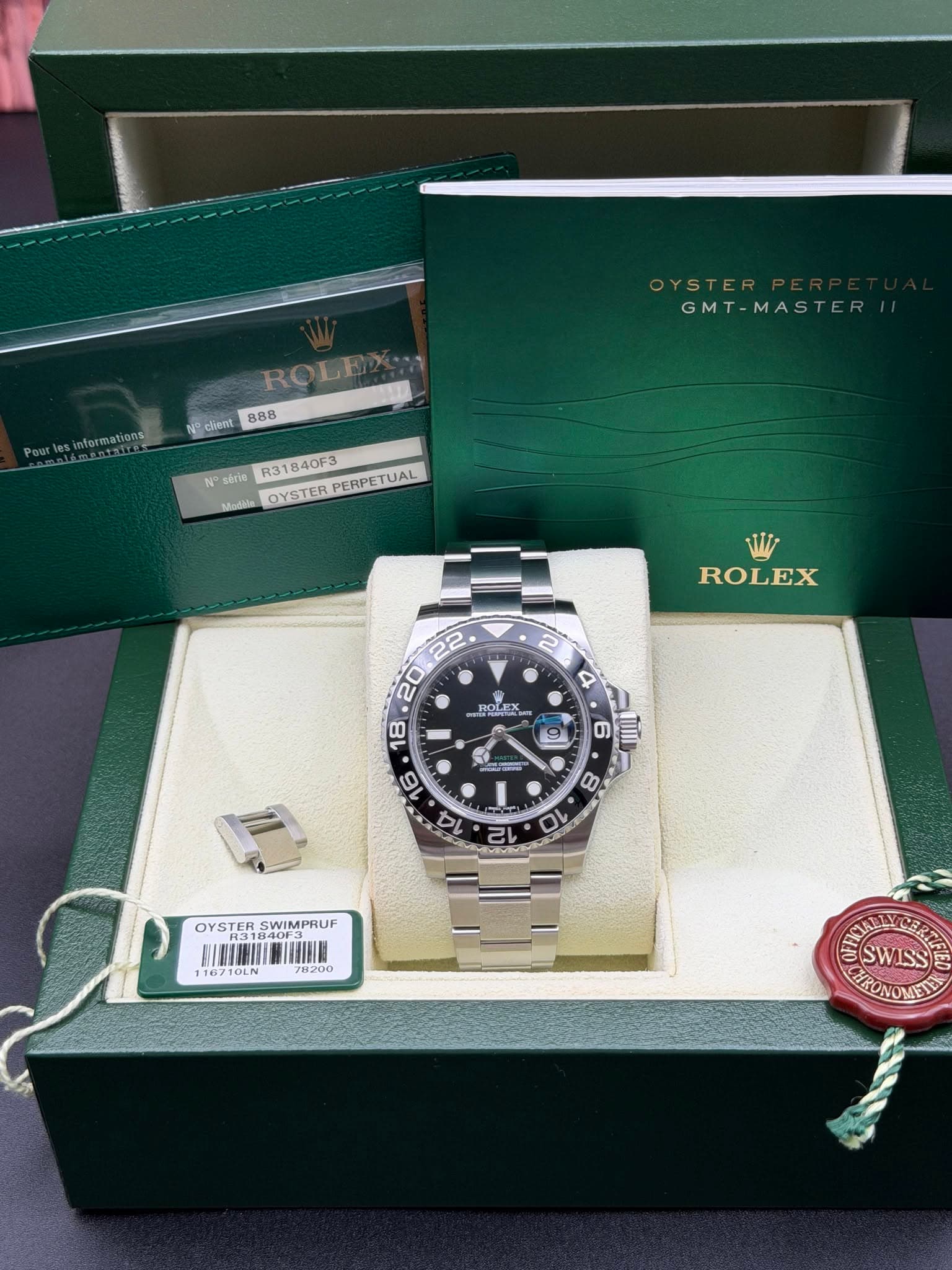 May be an image of wrist watch and text that says 'OYSTER GMT-MASTER ROLEX LE RO N° cien 888 R R31840F3 PERPETUAL No sério Madie OYSTERPERPETUAL OYSTER ROLEX 2 4 ROLPA D T 9 6 ាី M…