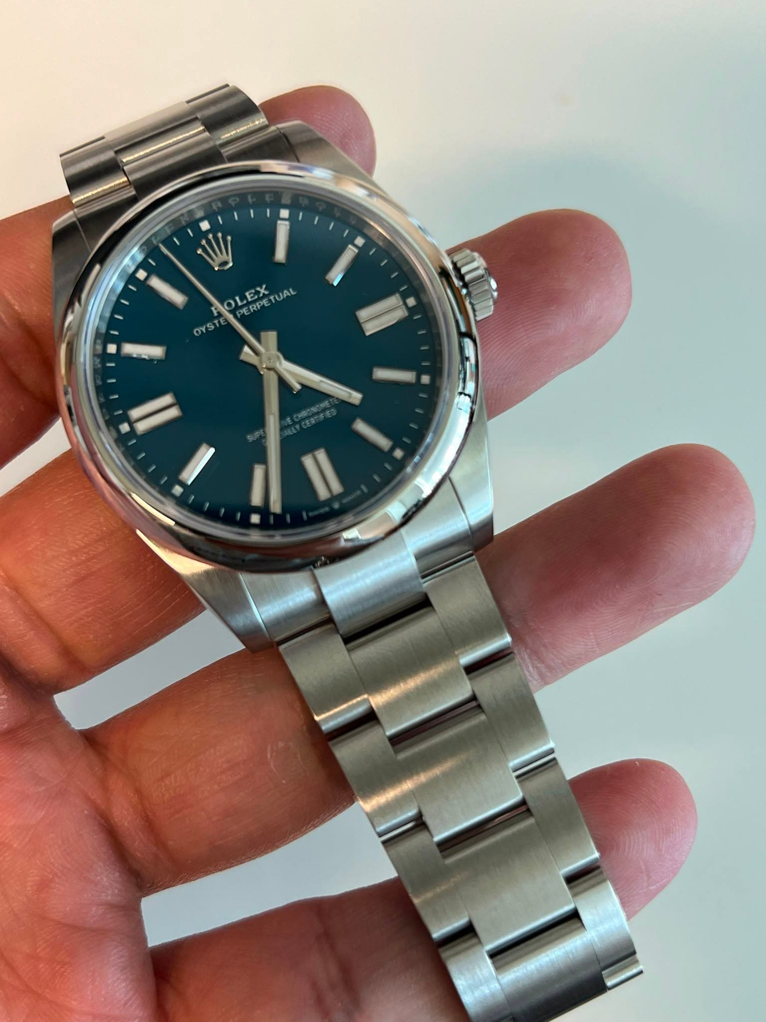 May be an image of wrist watch and text that says 'W I I OLEX LEX ERPETUAL DE UAL OYST DY II II Il'