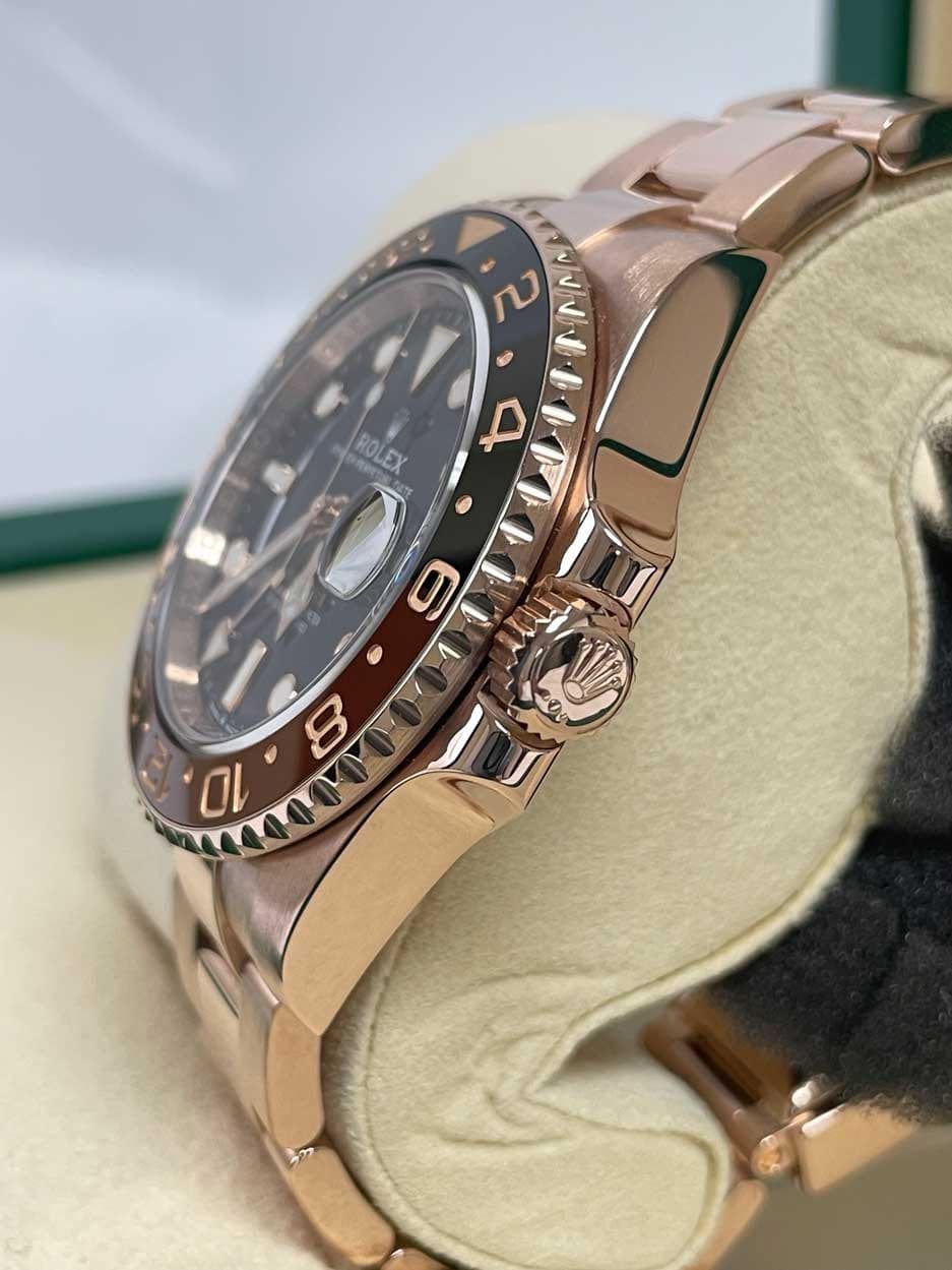 May be an image of wrist watch and text that says 'ល ומומדחח 1V 9 レ NINNNO D ROLEX ROLEX መ 8 αι'