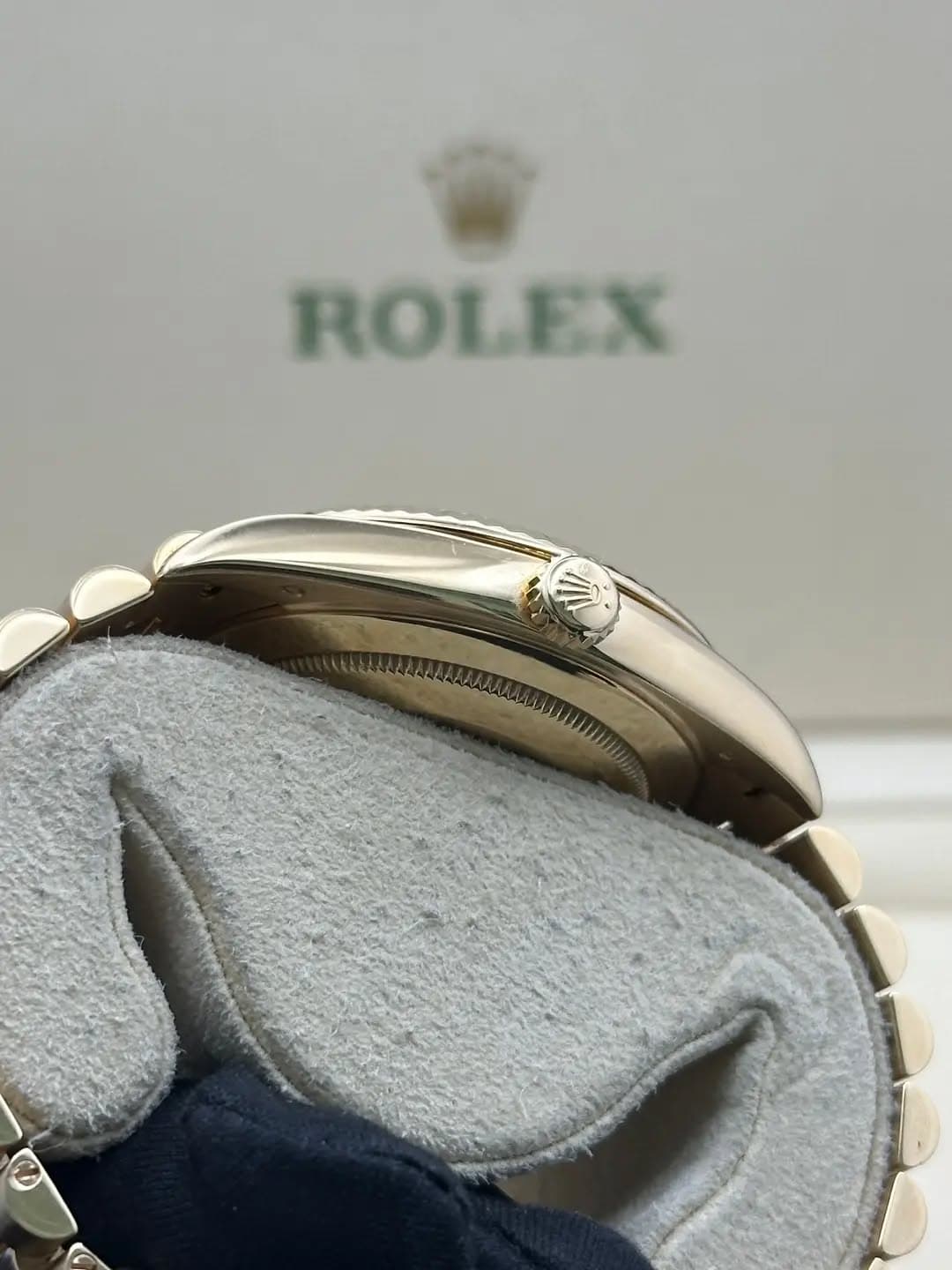 May be an image of wrist watch and text that says 'ROLEX ROI'