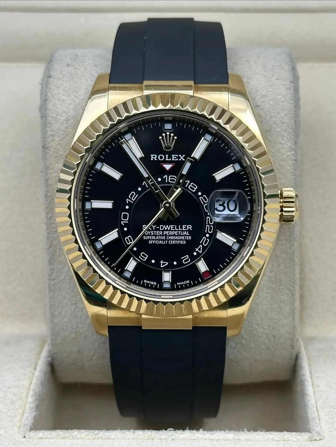 May be an image of wrist watch and text that says 'ROLEX ١ 12 10 e 16 18 I 30 በ S -DWEI Y-DWELLER ELLER በ OYSTER OYSTERPERPETUAL PERPETUAL ERPEIUAL CHRONOMETER ETER SUPERLATIV…