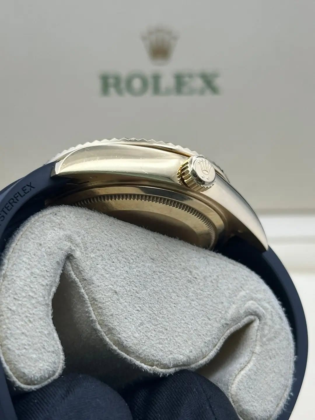 May be an image of wrist watch and text that says 'ROLEX ROL'