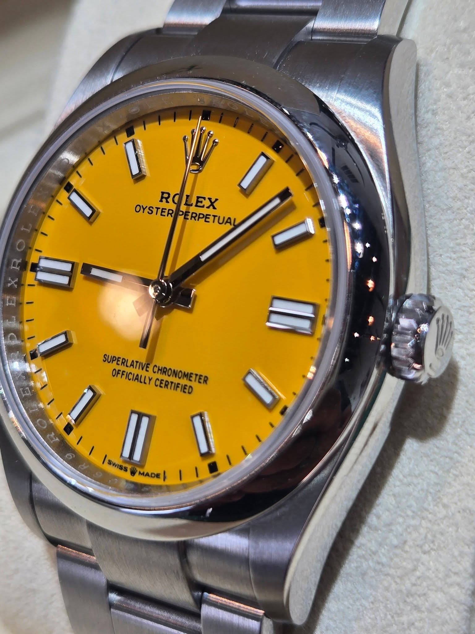 May be an image of wrist watch and text that says 'RO OYSTERPERPETUAL EX OYSTER ROLEX m I ERPETUAL IN SUPERLATIVE OFFICIALLY SUPERLATIVECHRONOMETER SUERATIE.CMONONITER CHRONOMETER…