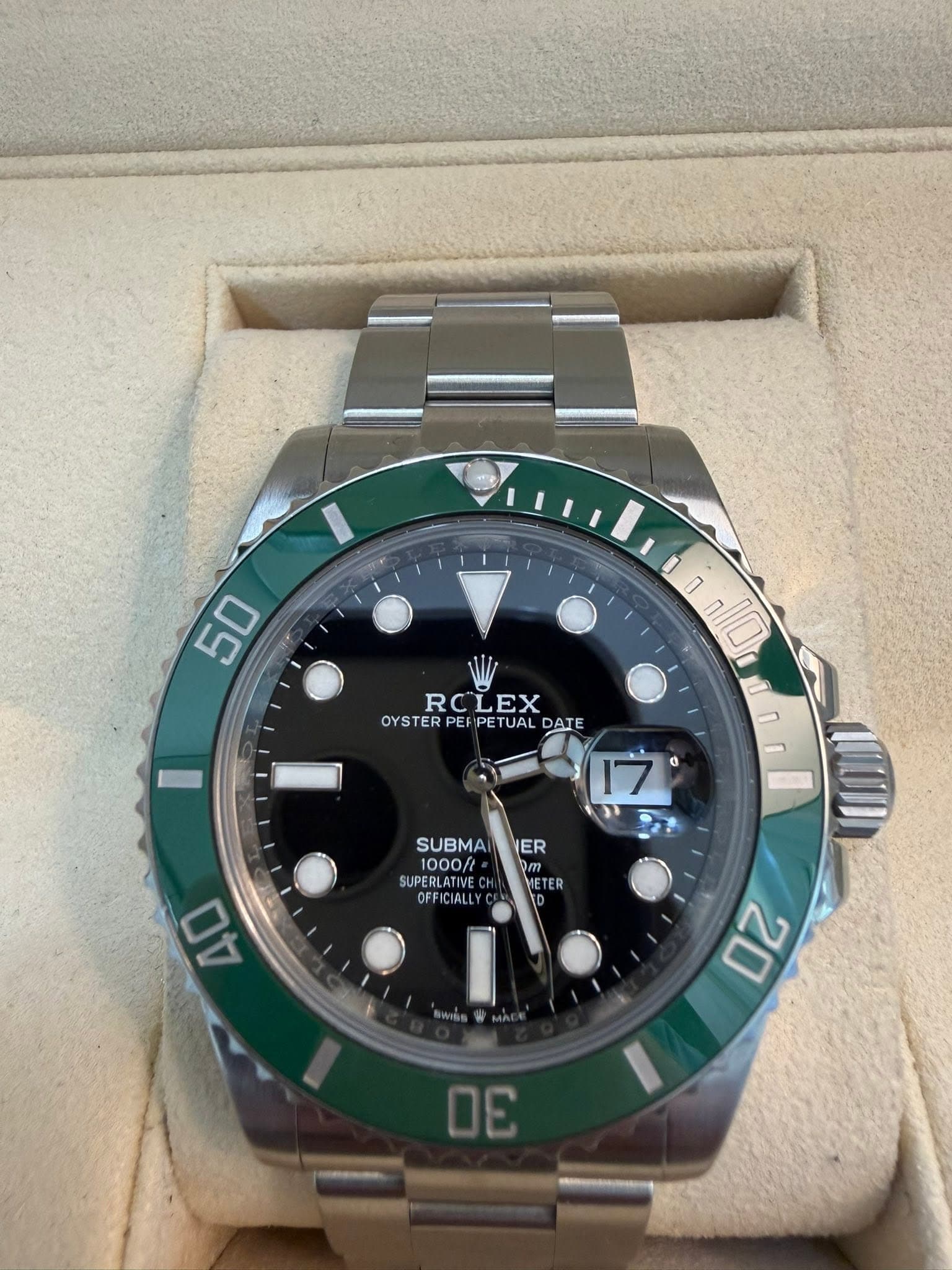 May be an image of wrist watch and text that says '50 100O 0 סוו n RCLEX RCL OYSTER PEF OYSTERPEFPETUALDATE PE PE ETUAL DAT 17 ٥ SUBMA SUBMAIVER ER 1000 9m SUPERLATIVE SUP METE…