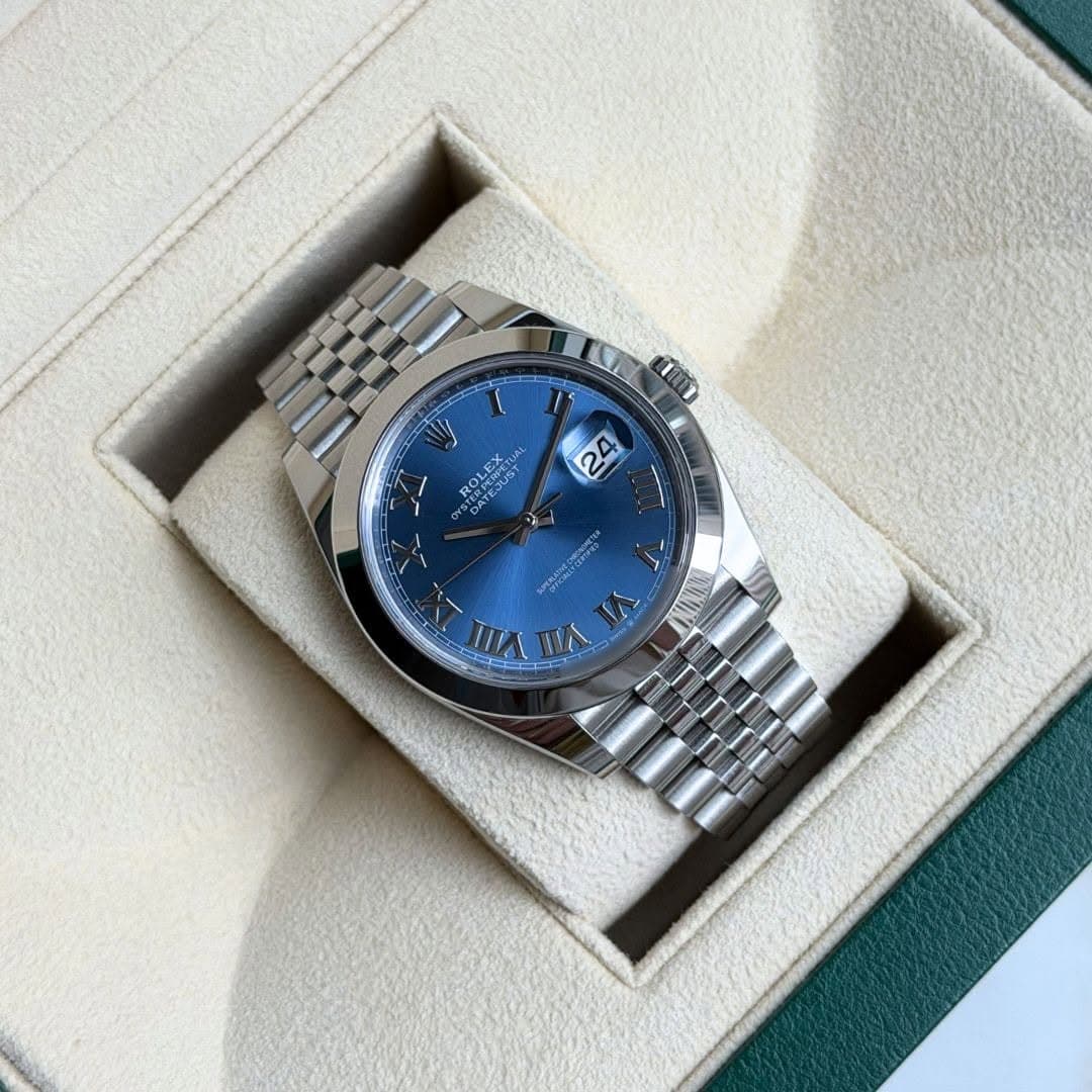 May be an image of wrist watch and text that says '24 4 ROLEXTU DATEJUST JUST A OLE ROLE STERPY C 物 VIII S VII'