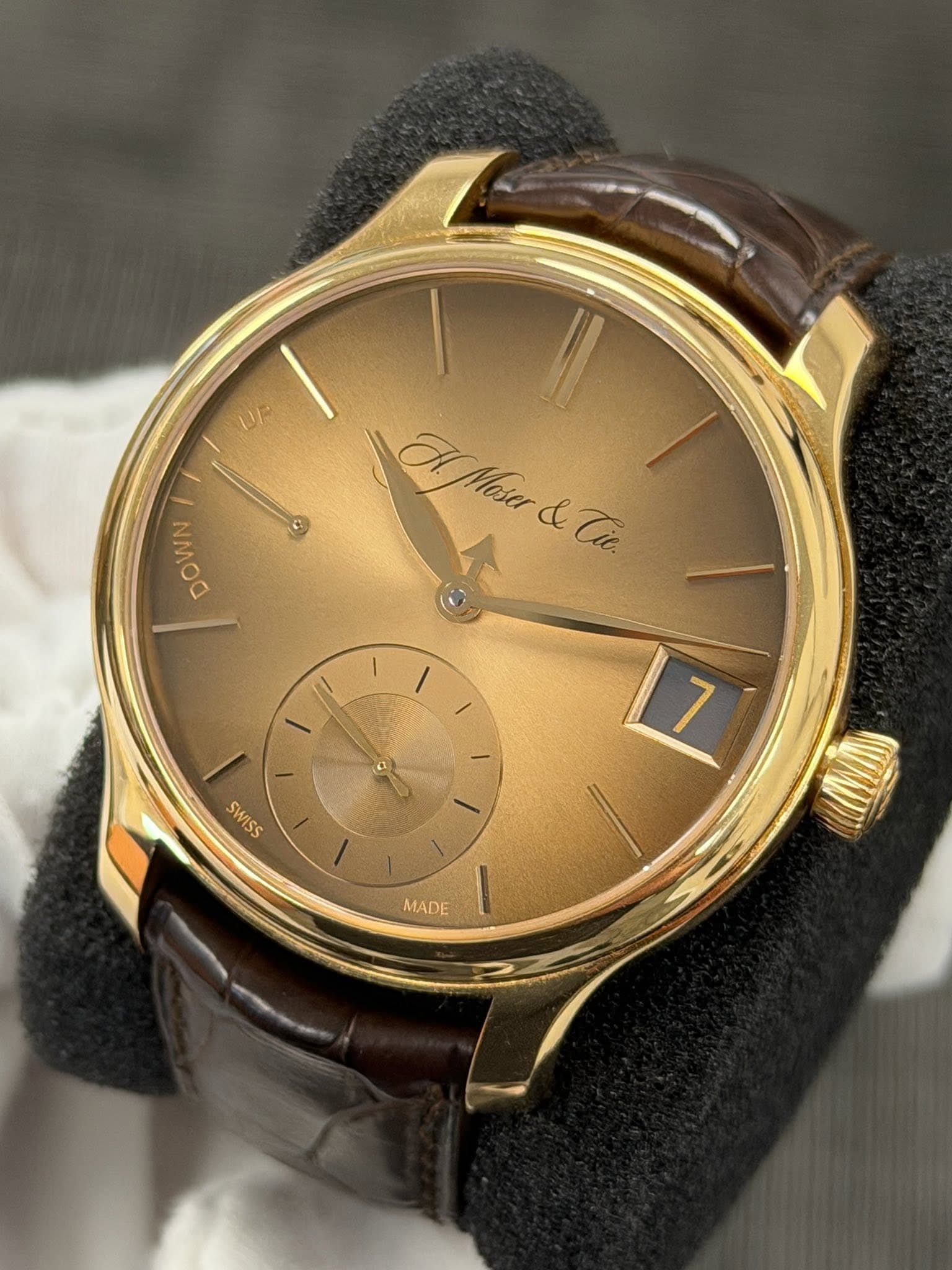 May be an image of wrist watch and text that says 'UE DOWN DOWN Ahad HMeser&Ti I SWISS 7 MADE WV'