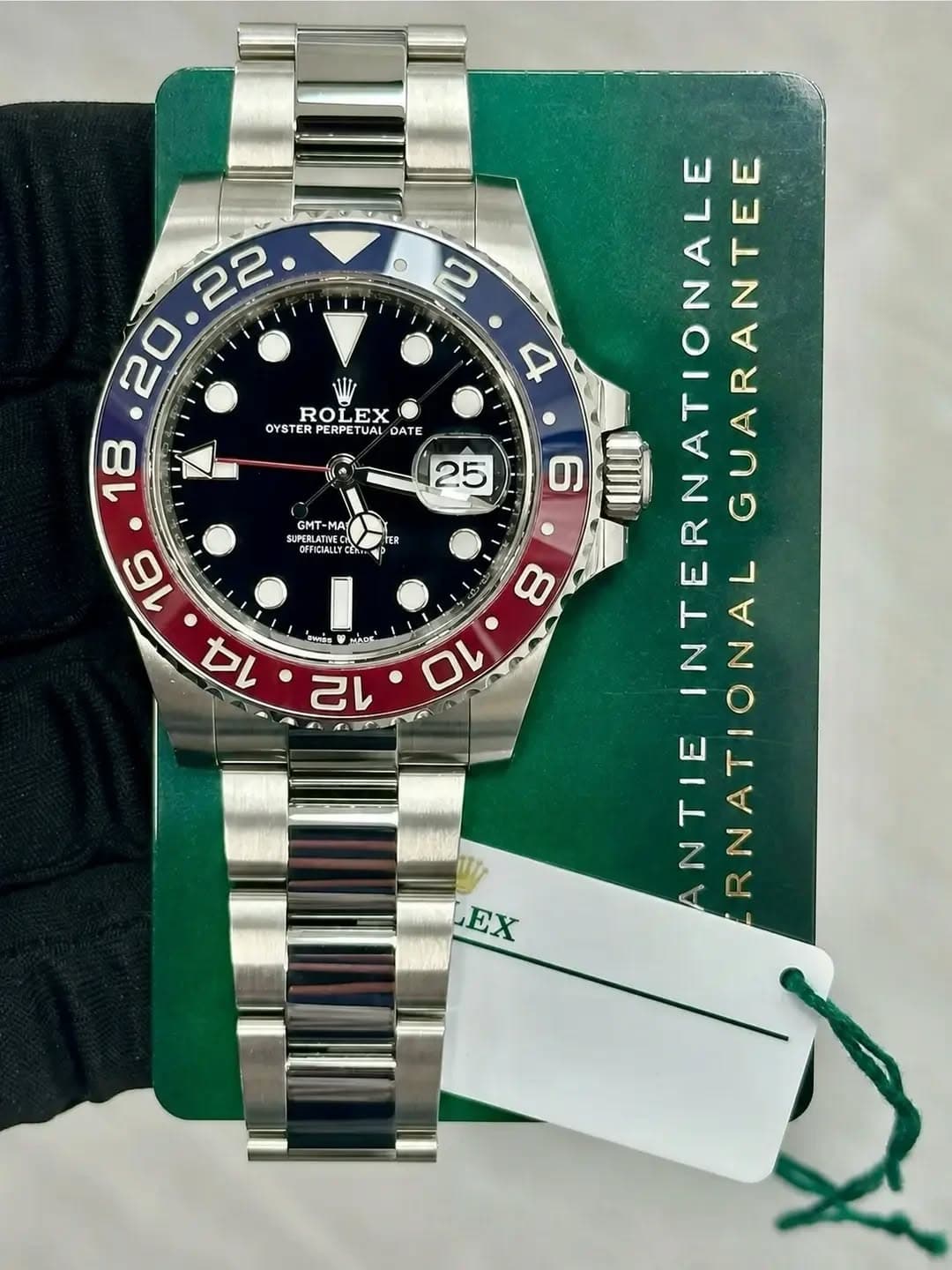 May be an image of wrist watch and text that says '22 20 ROL ROLEX EX OYSTER OYSTERPERPETI PERPETUAL ETUAL DATE CU 25 GMT MA SLPERLAT OFICRERT TER 16 14 王 12 O 2 4 መ 8 10…