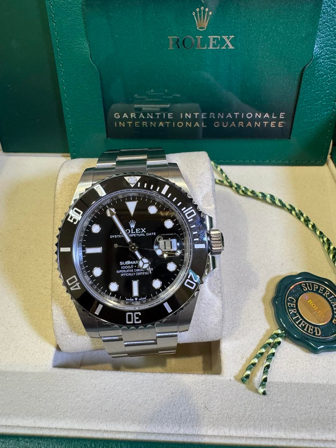 May be an image of wrist watch and text that says 'LEX GARANTIE GARANTIEINTERNATIONALE INTERNATIONALE A IONALGUARANTEE ONAL JARANTEE 50 10 EX EX OL LEX STLIAL L OYSTER TUAL DAT DAT…