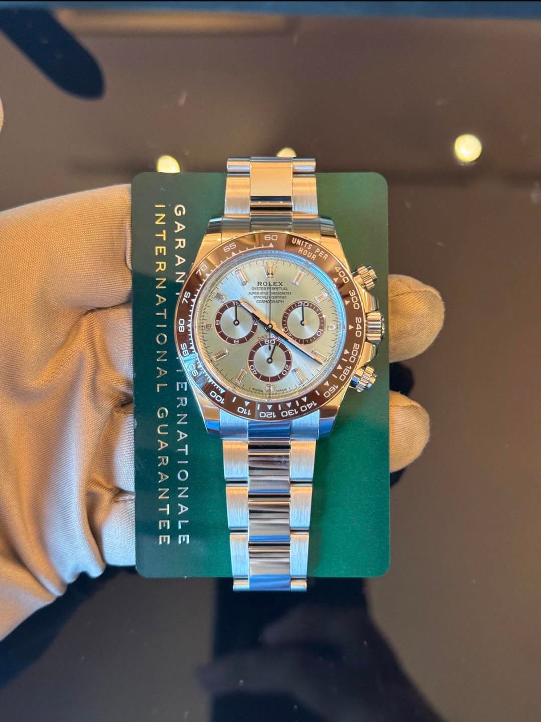 May be an image of wrist watch and text that says 'E UIPERARNE CSTORES 60 UNITSPER PER រ R O - O 감산 20 d INTERNATIONAL INTER GARAN S4 08 55 Y 高货所 1O0 GUARANTEE ERNATIONALE 110…