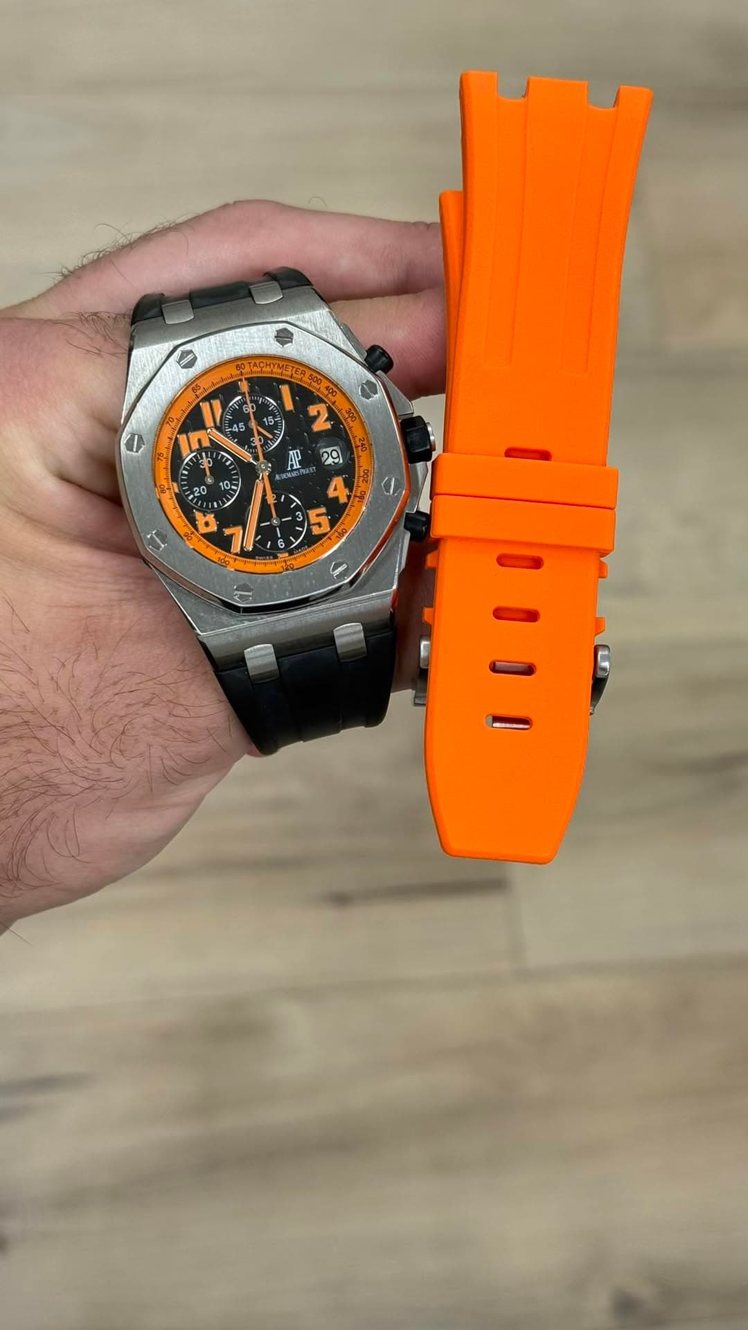 May be an image of wrist watch and text that says '45 E 15- 30 配 29 L ب • 1'