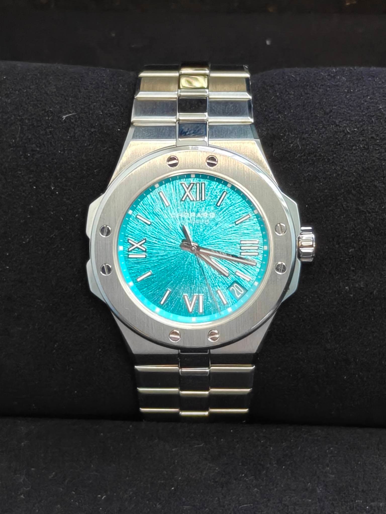 May be an image of wrist watch and text that says '1 XII I I 1 IX I /N - ١٨ a በህ'