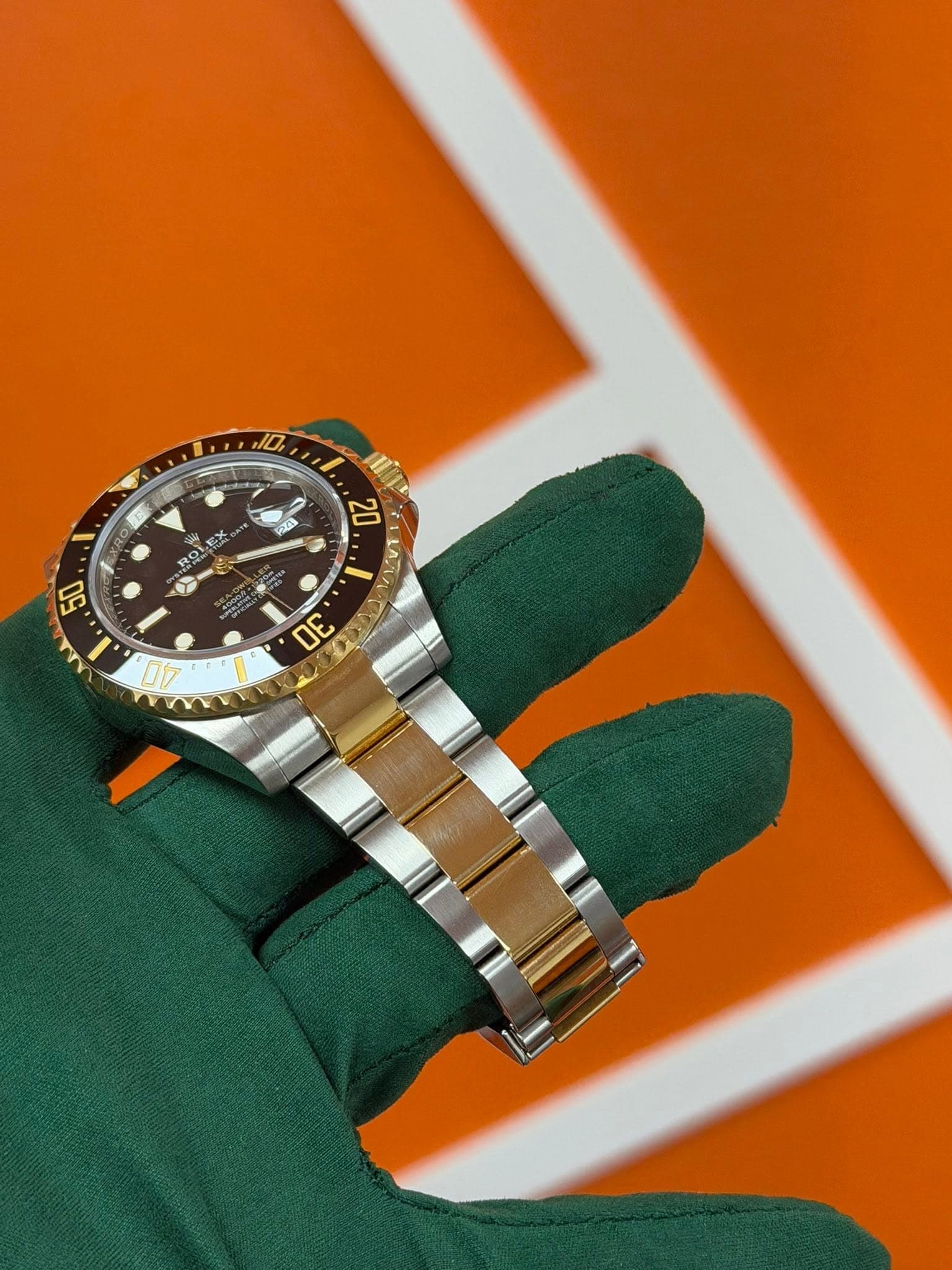 May be an image of wrist watch and text that says 'D ROL E EX NO of 6 4 20 I LAZ 50 ኢ DE 40'