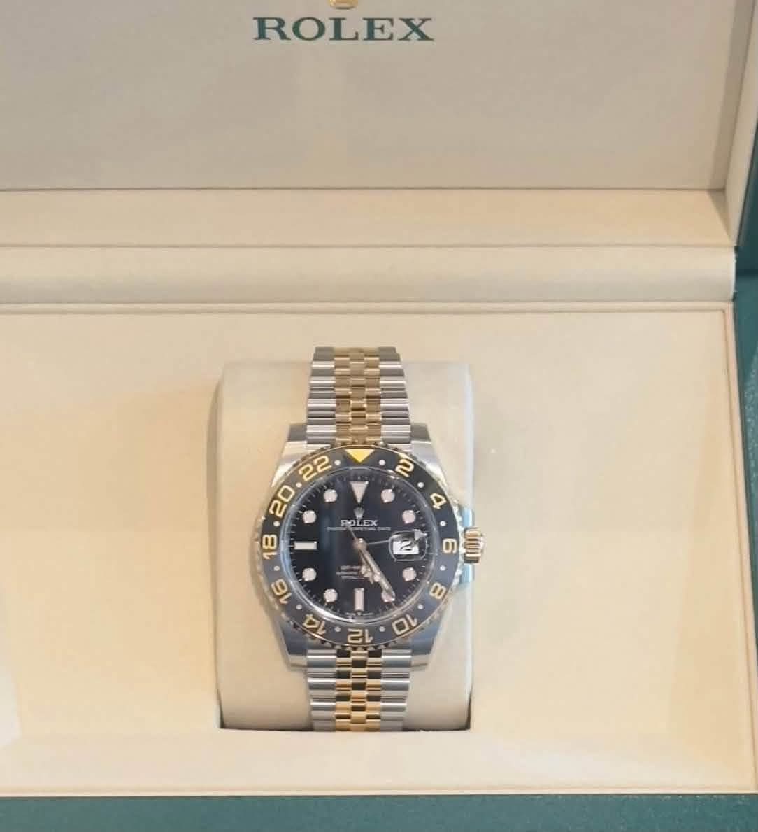 May be an image of wrist watch and text that says 'ROLEX ROLEX a IE 0 10 12'
