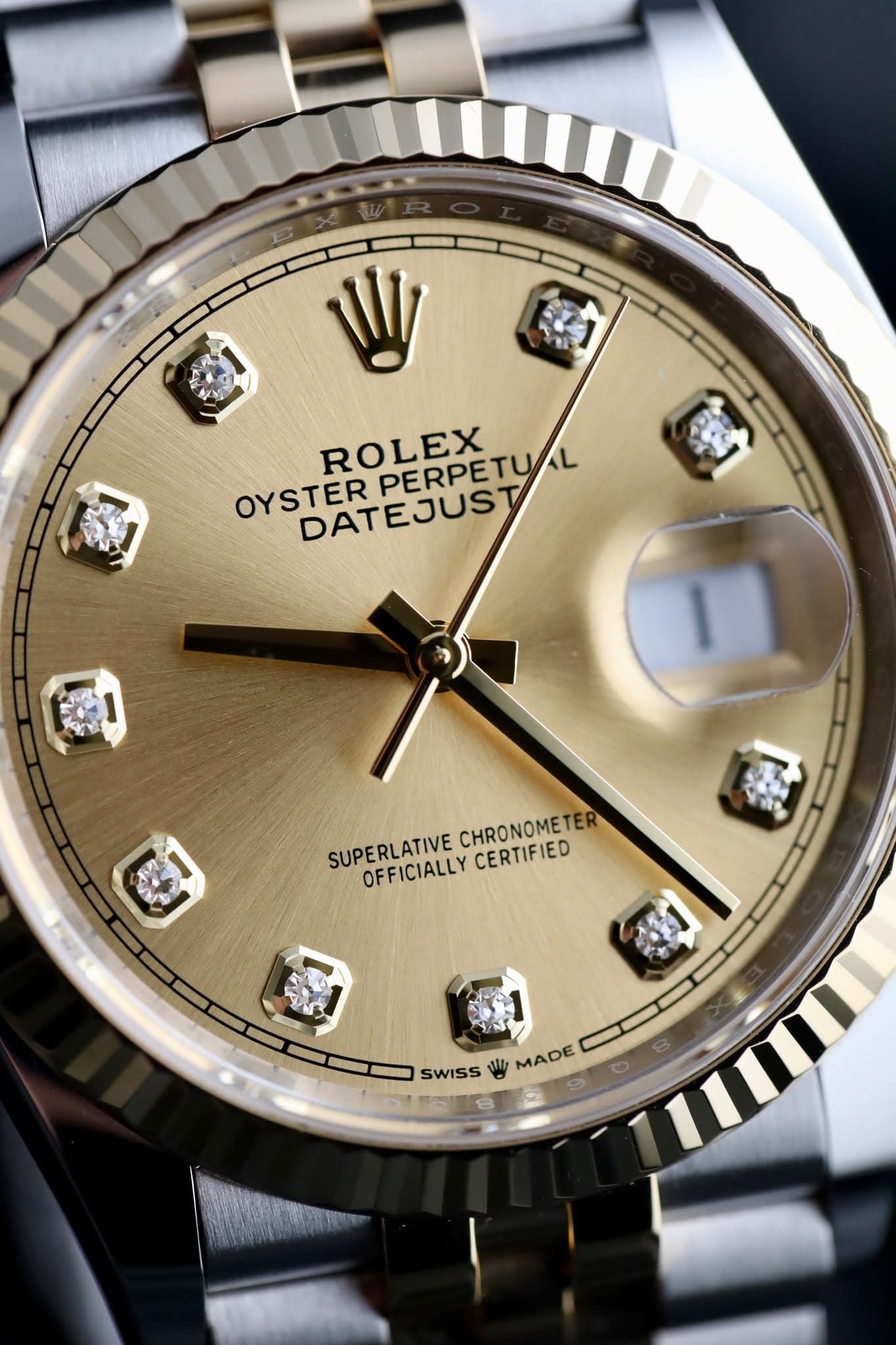 May be an image of wrist watch and text that says 'P ROLEX OYSTER DATEJUST PERPETU EJUST 愛 SUPERLATIVE CHRONOMETER OFFICIALLY CERTIFIED SWISS W MADE 9 8 O'