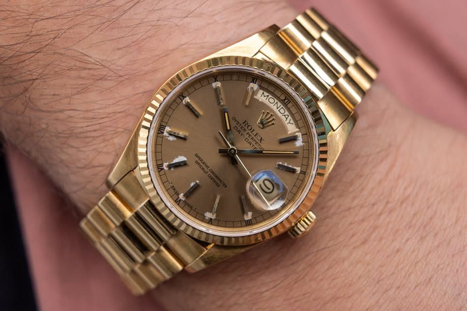 May be an image of wrist watch and text that says 'WI MONDAY MONDAY DATE o MIA II'