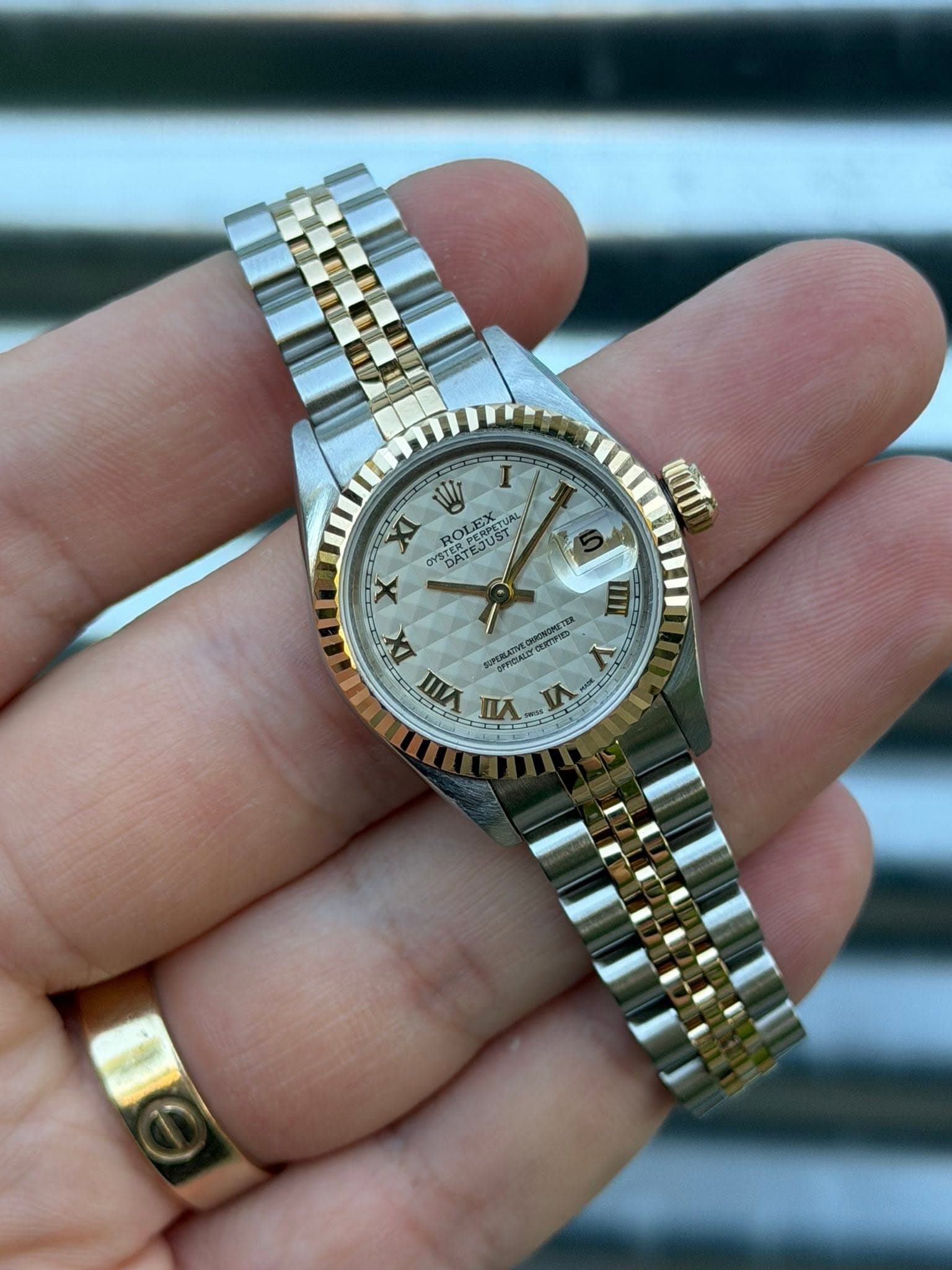 May be an image of wrist watch and text that says 'W XI ROLEX DATEJUST GERPSTUAL ব OLEX OYSTER OYSTE STERPERPETUA x IX VI VI 月 UTPIO 1 VI'