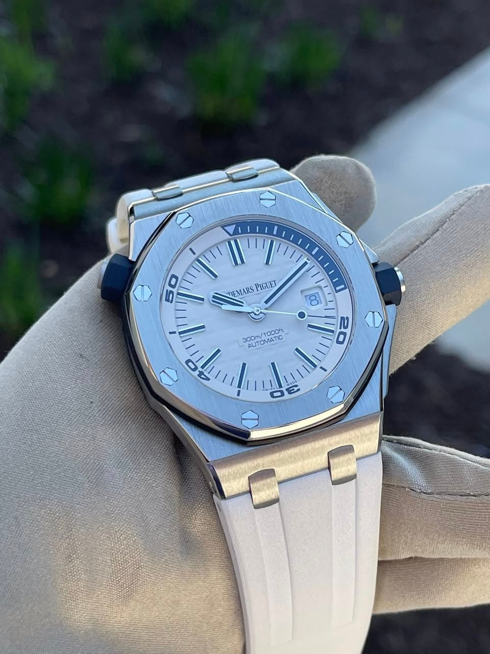 May be an image of wrist watch and text that says '白 50 TEMARS PIGUET 200m/ 200m/1000m 10OD AUTOMATIC 8 20 e יוי'