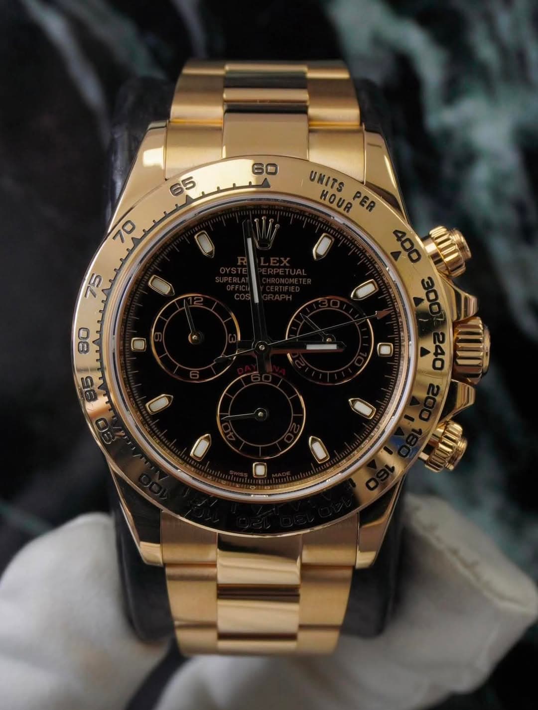 May be an image of wrist watch and text that says '6 60 65 للد 70 75 80 UNITS HOUR PER 400 工 Da ጠስ 5 30'