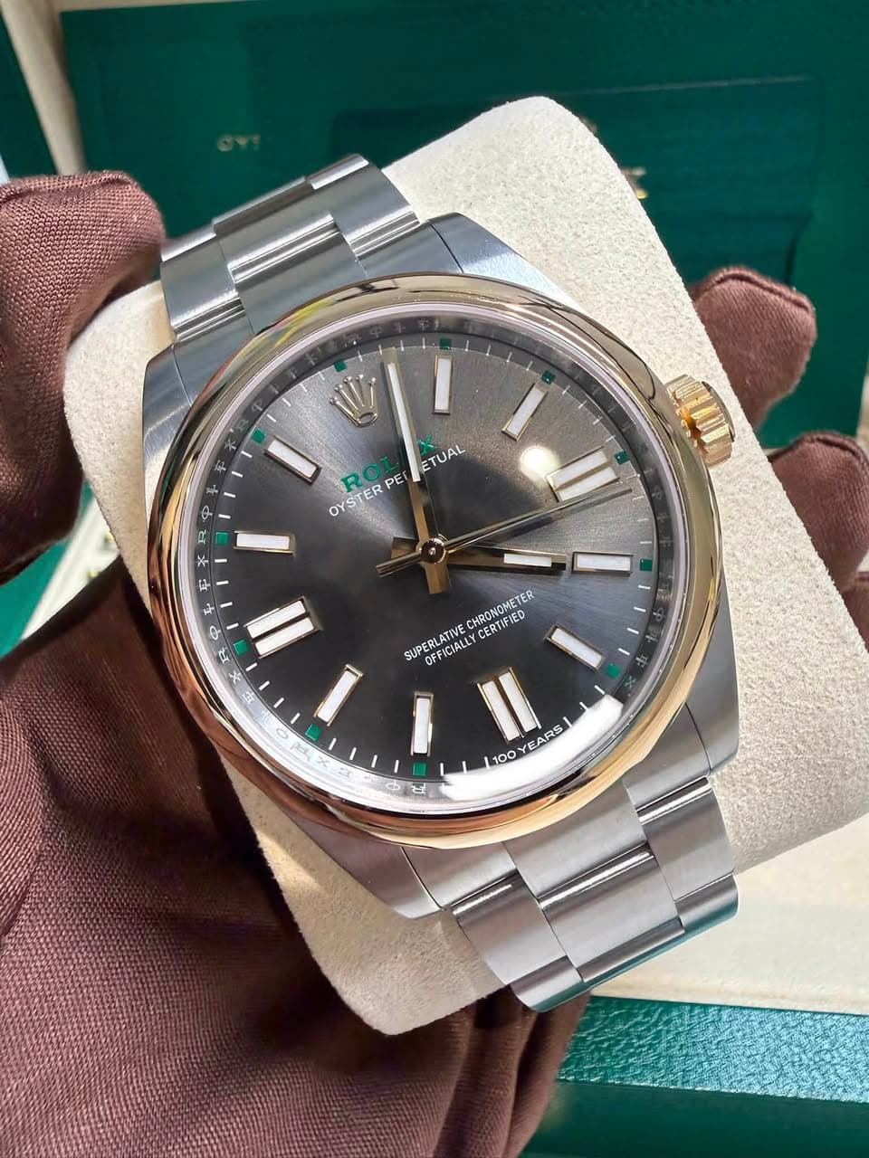 May be an image of wrist watch and text that says '世つをせはなわしま ነሁ ETUAL OY OYSTER အ PE م ア II TER SUPERLATIVE OFFICIALLY OFFICIALLY CERTIFIE CHRONOMETER ED EARS 100'