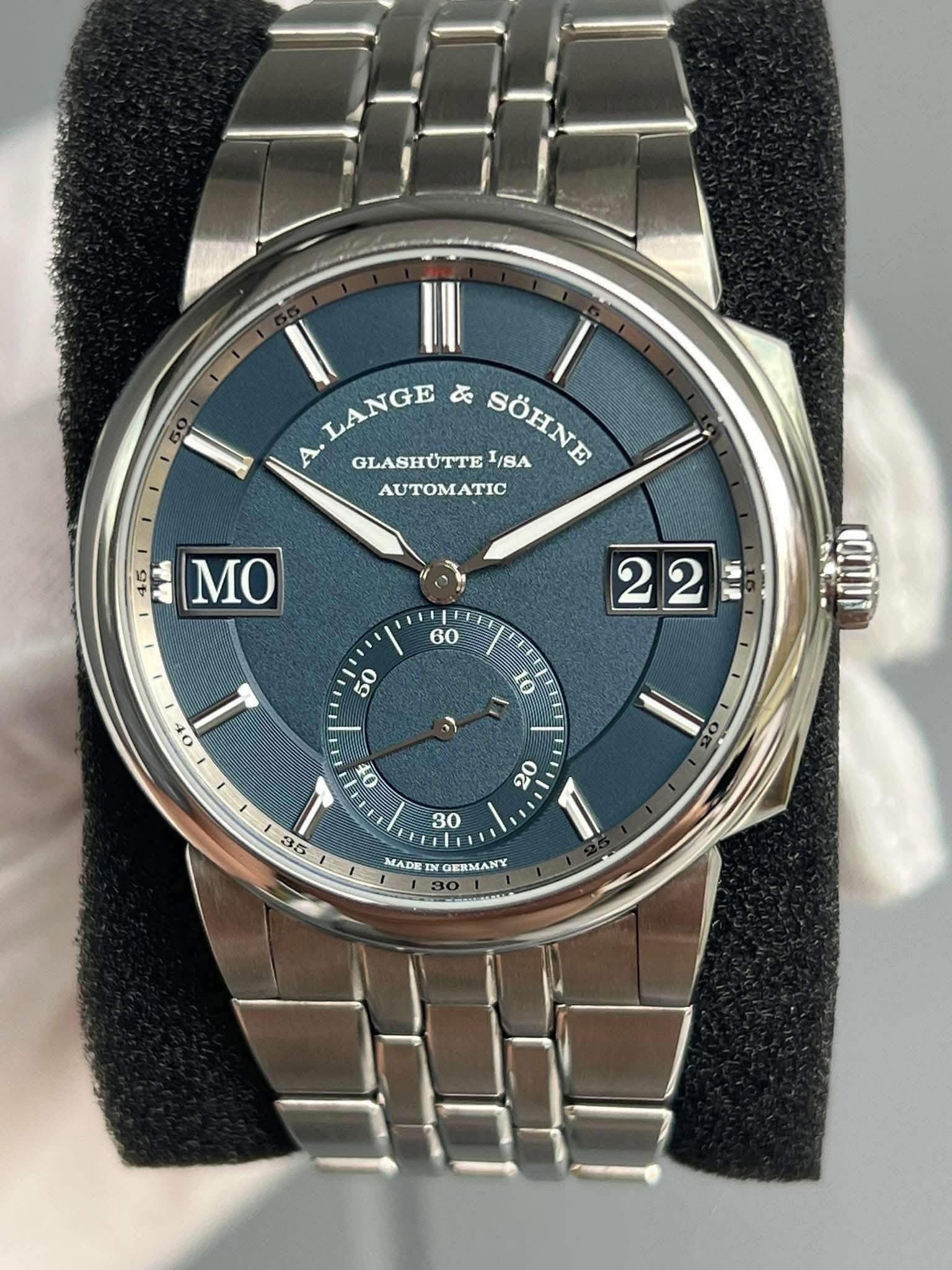 May be an image of wrist watch and text that says '11 50 II LANGE LANGE 家 1/8A SUEND P GLASHÜTTE SOHNE AUTOMATIC 45 MO 60 22 מוחי 50 ተ O O!UN ㅎ ম 20 30 35 MADE GERMANY'