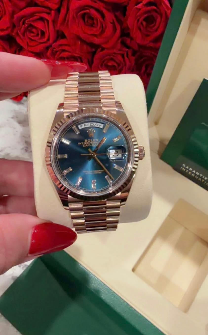 May be an image of wrist watch and text that says 'S O FRIDAY AY FRIC ติป'