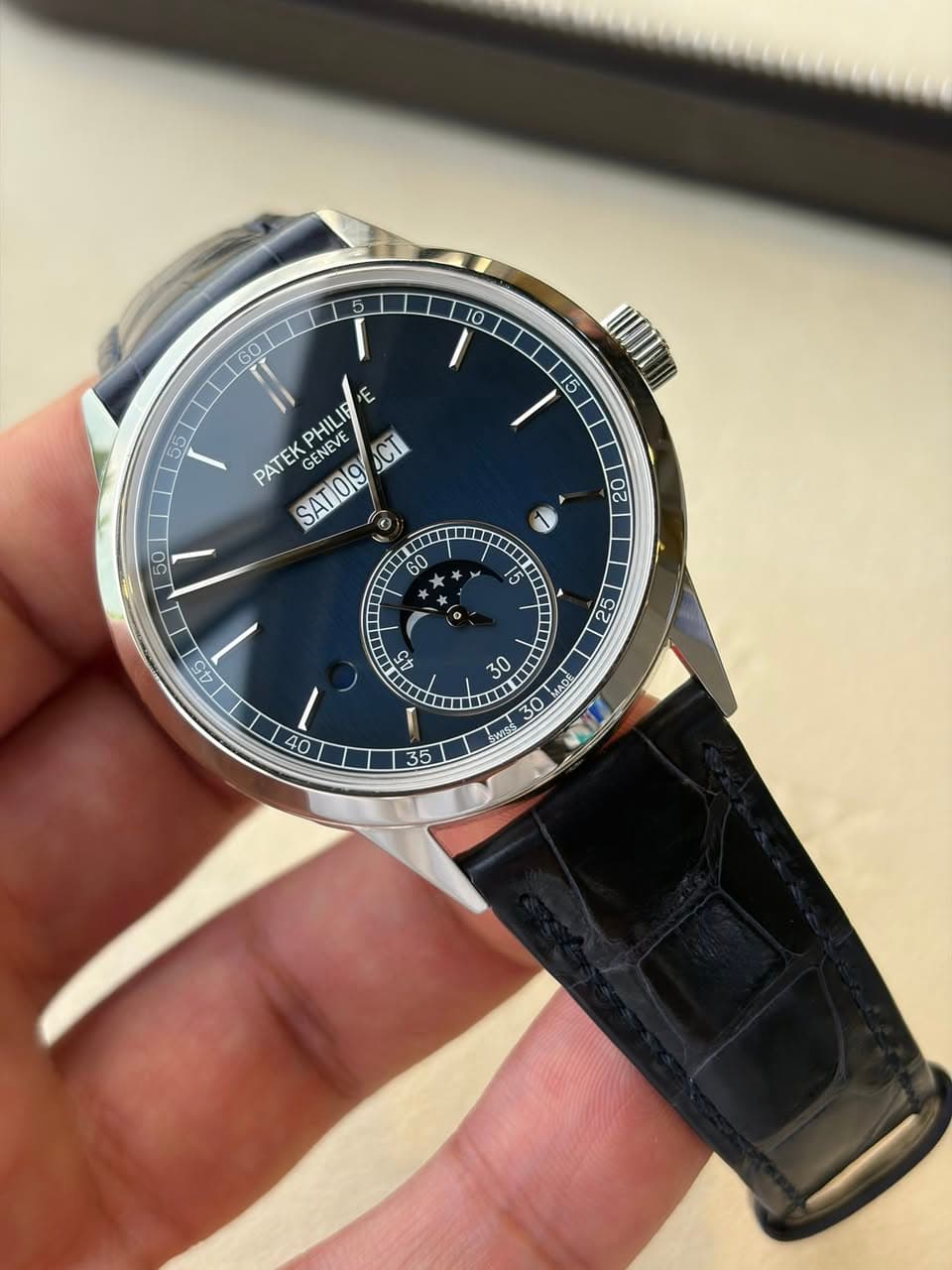May be an image of wrist watch and text that says ' PATEK PHILIE GENEVE CT SAT09 監電者 45 יי 4 cb 30 1 ١ '