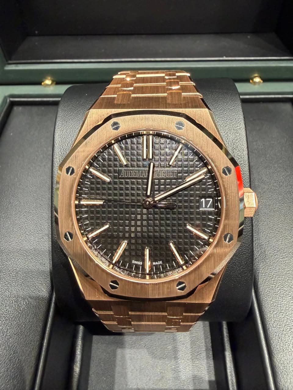 May be an image of wrist watch and text that says '17 ١ F0 SWISS MADE የቅርርሽ'
