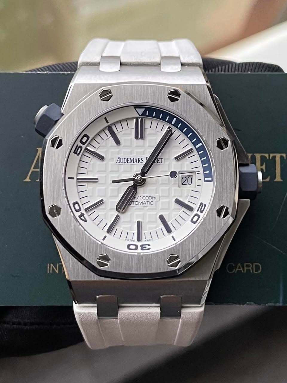 May be an image of wrist watch and text that says '50 AUDEMARS AUDEMARSET D JET 20 /1000ft TOMATIC TC 40 e ย MAD i ME O 0ε N b IN'