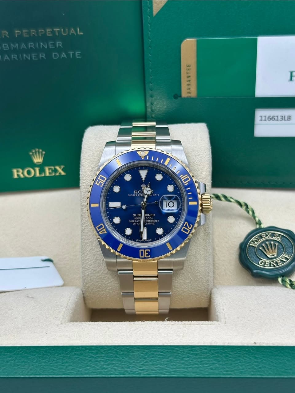 May be an image of wrist watch and text that says 'BMARINER ARINERDATE DATE F 116613LB ROLEX 50 DI 0 10 ROL 10 I UBI 40 20 30 GENENE GENE'