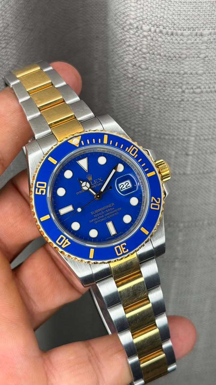 May be an image of wrist watch and text that says ' SUBMARINER R 300T 20 40 I 者 30'