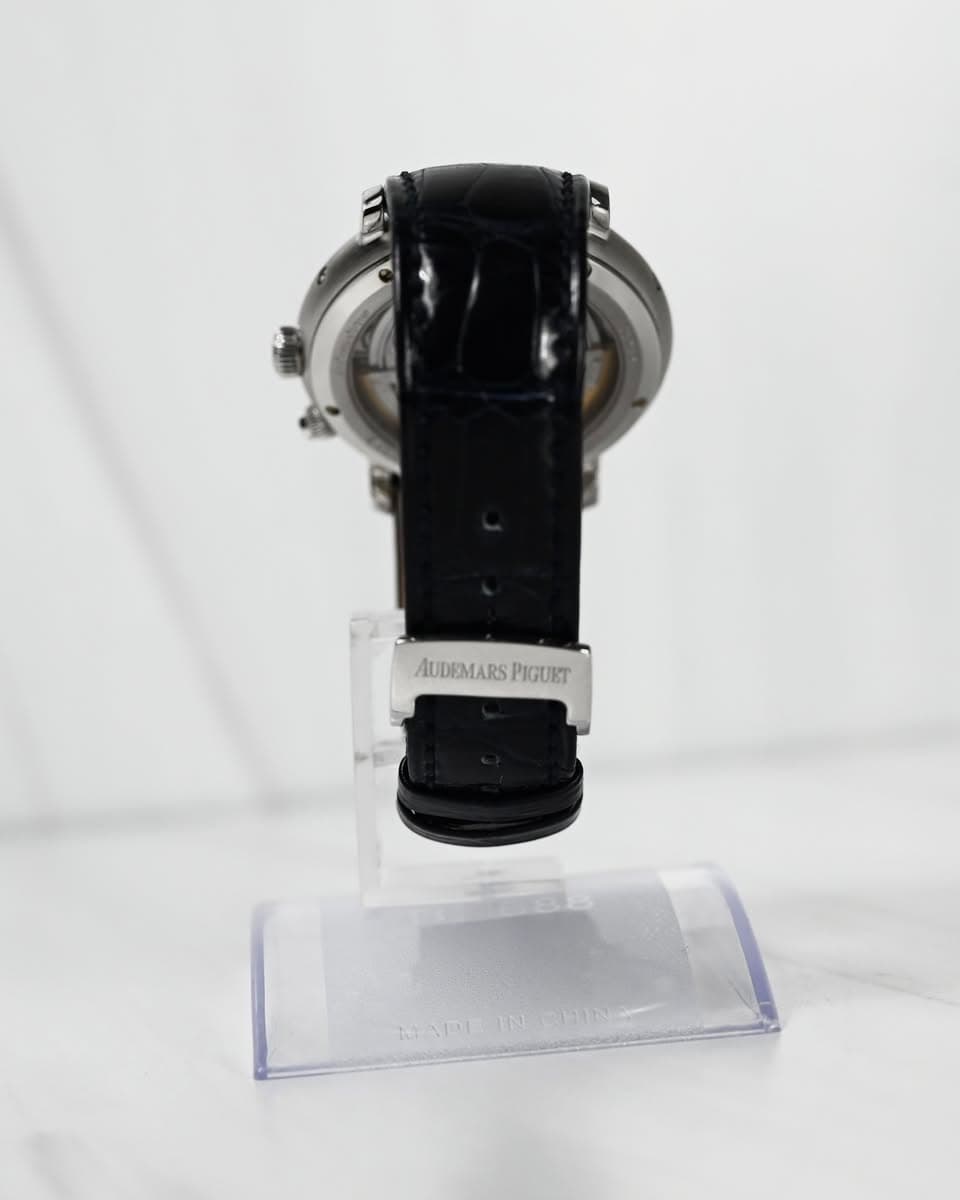 May be an image of wrist watch and text that says 'AUDEMARS AUDEMARSPIGUET PIGUET سم た午 NNRL 1N9'